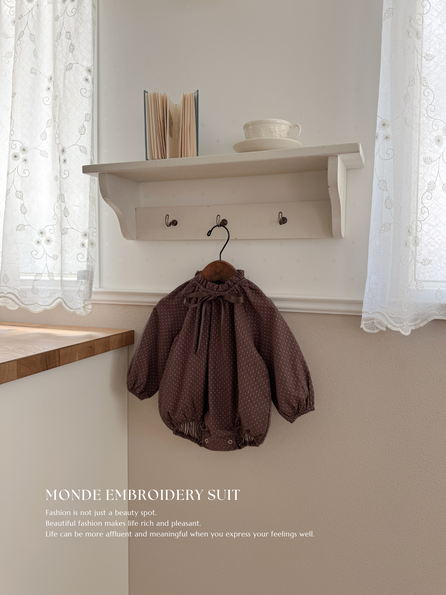 Monde embroidery suit