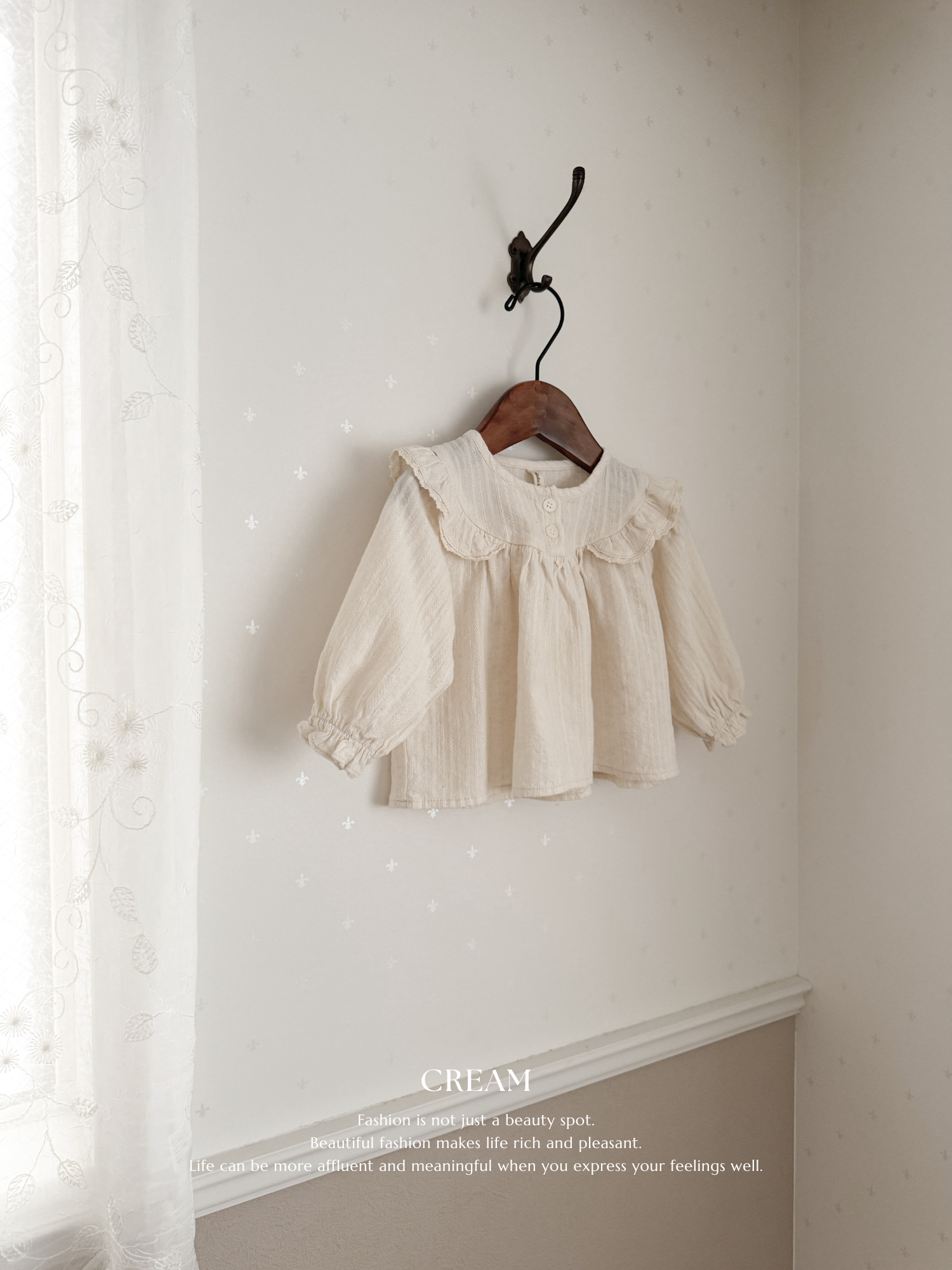 Wing shirring blouse