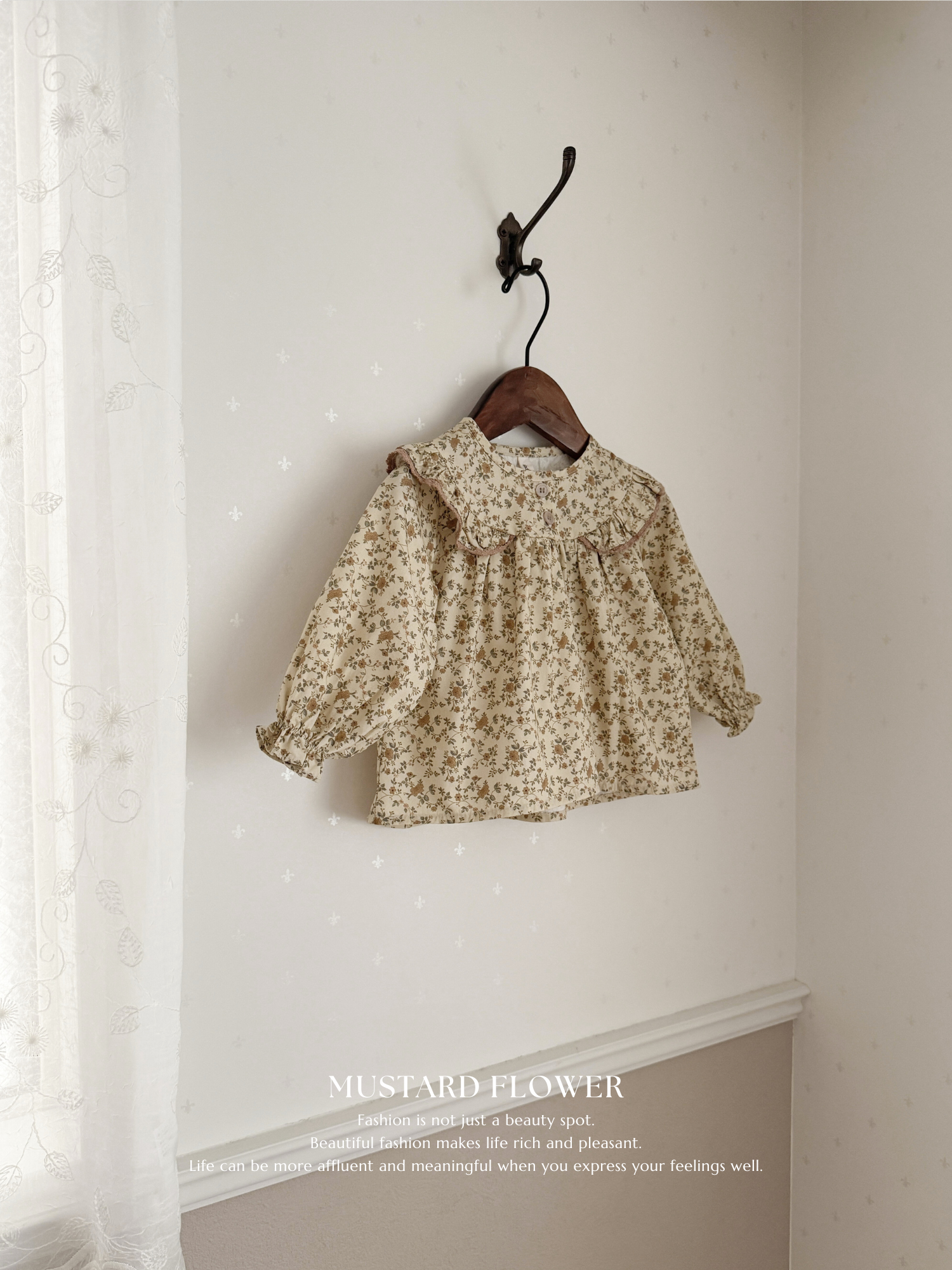 Wing shirring blouse