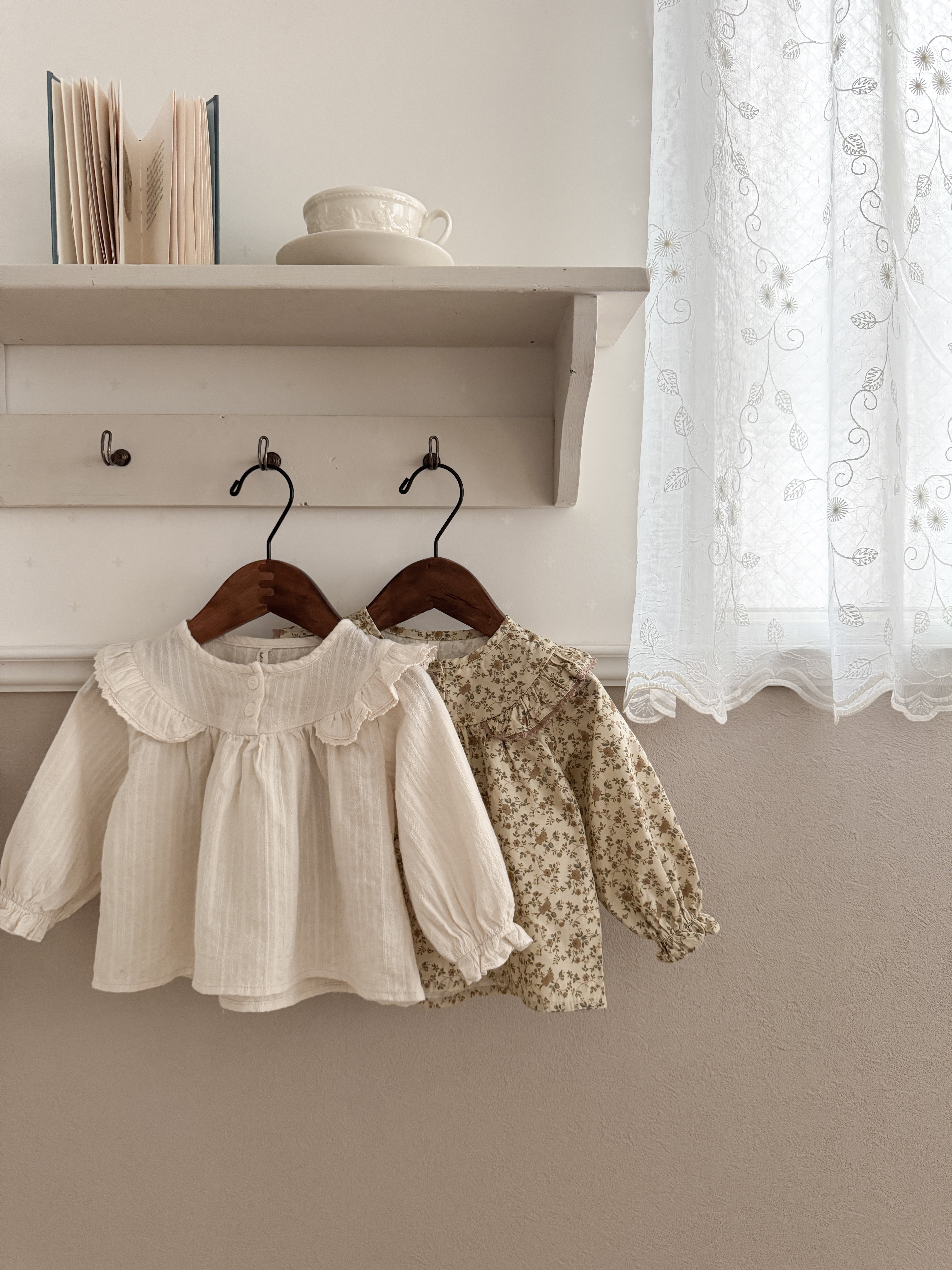 Wing shirring blouse