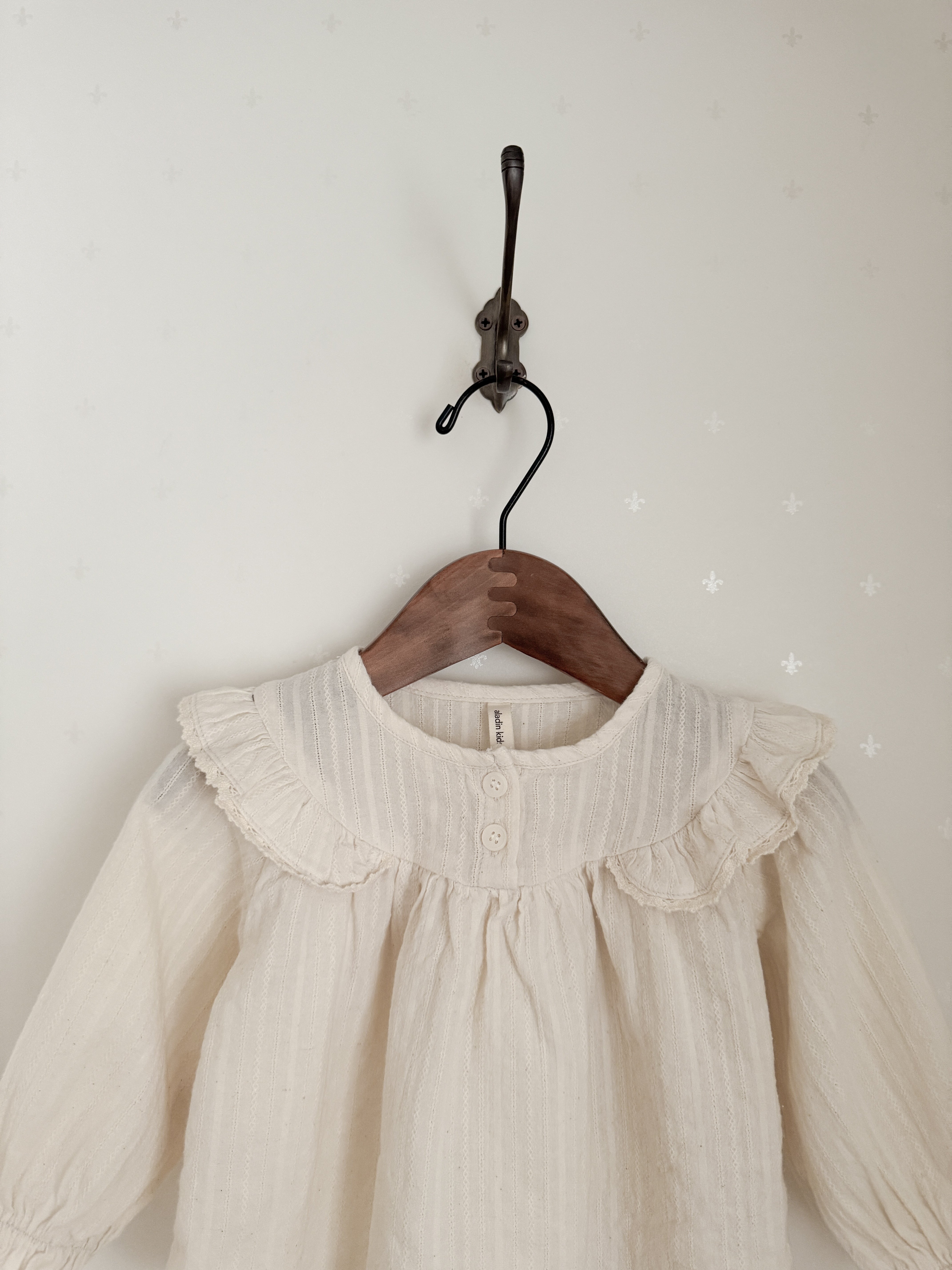 Wing shirring blouse
