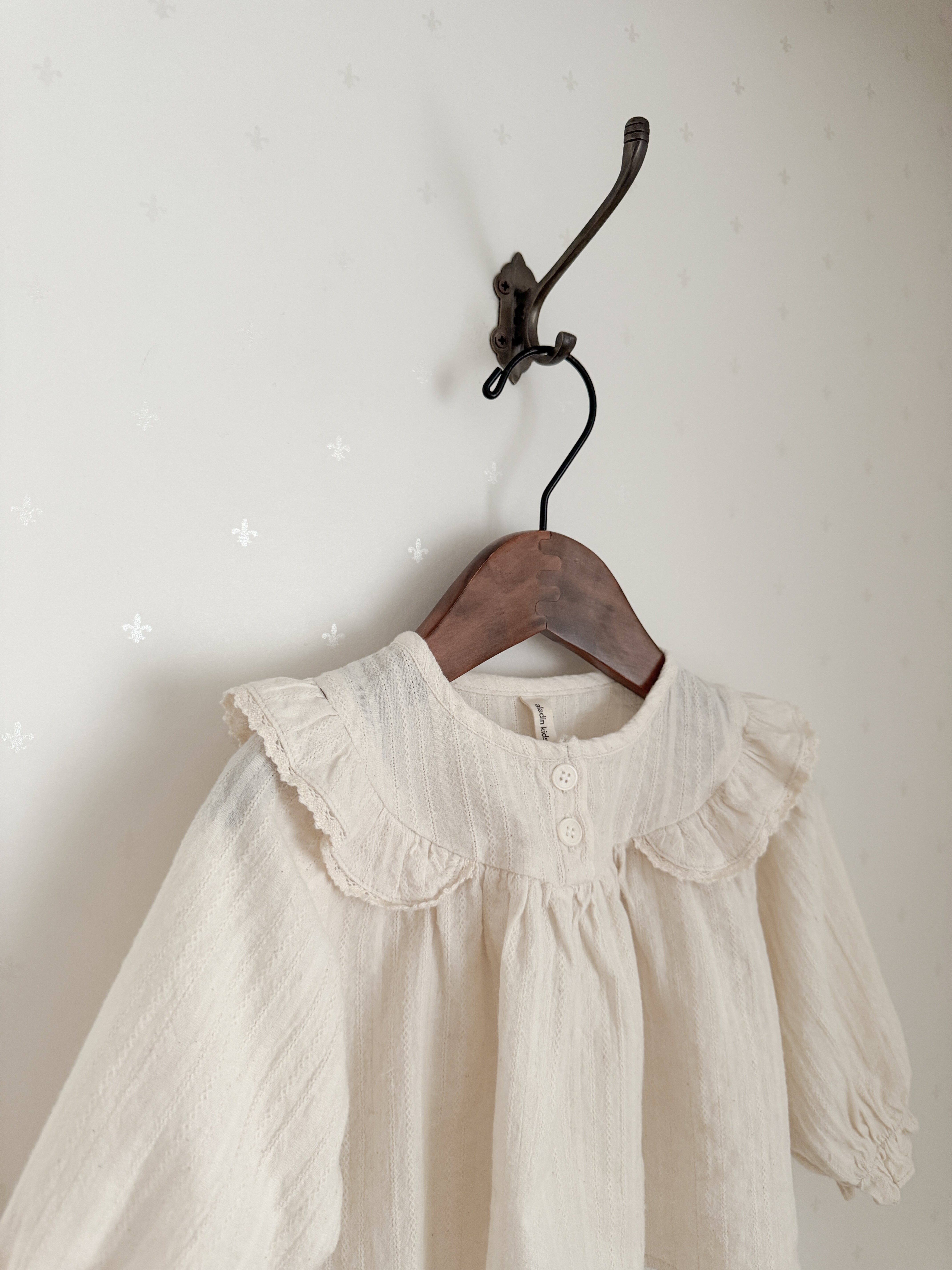 Wing shirring blouse
