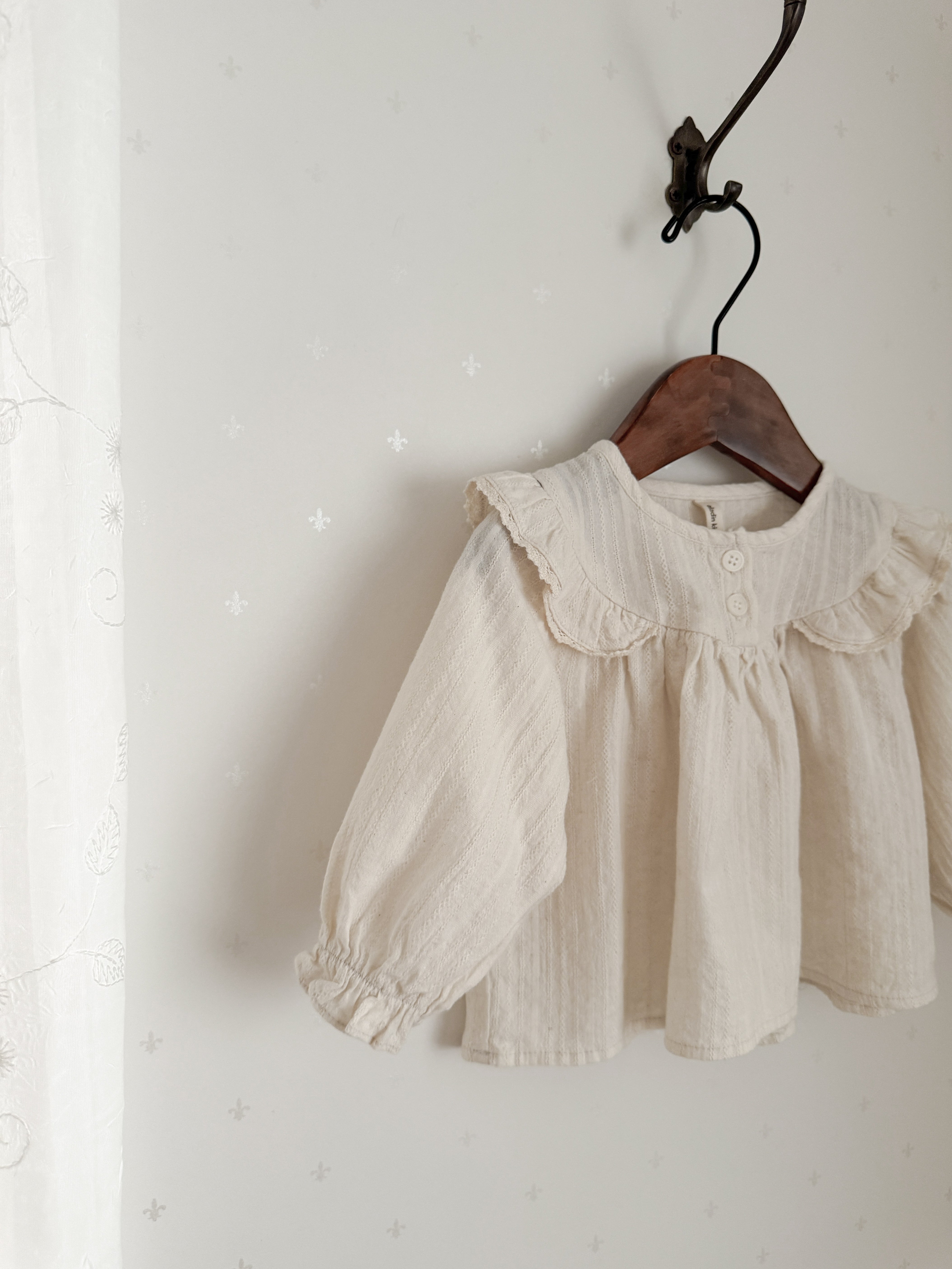 Wing shirring blouse