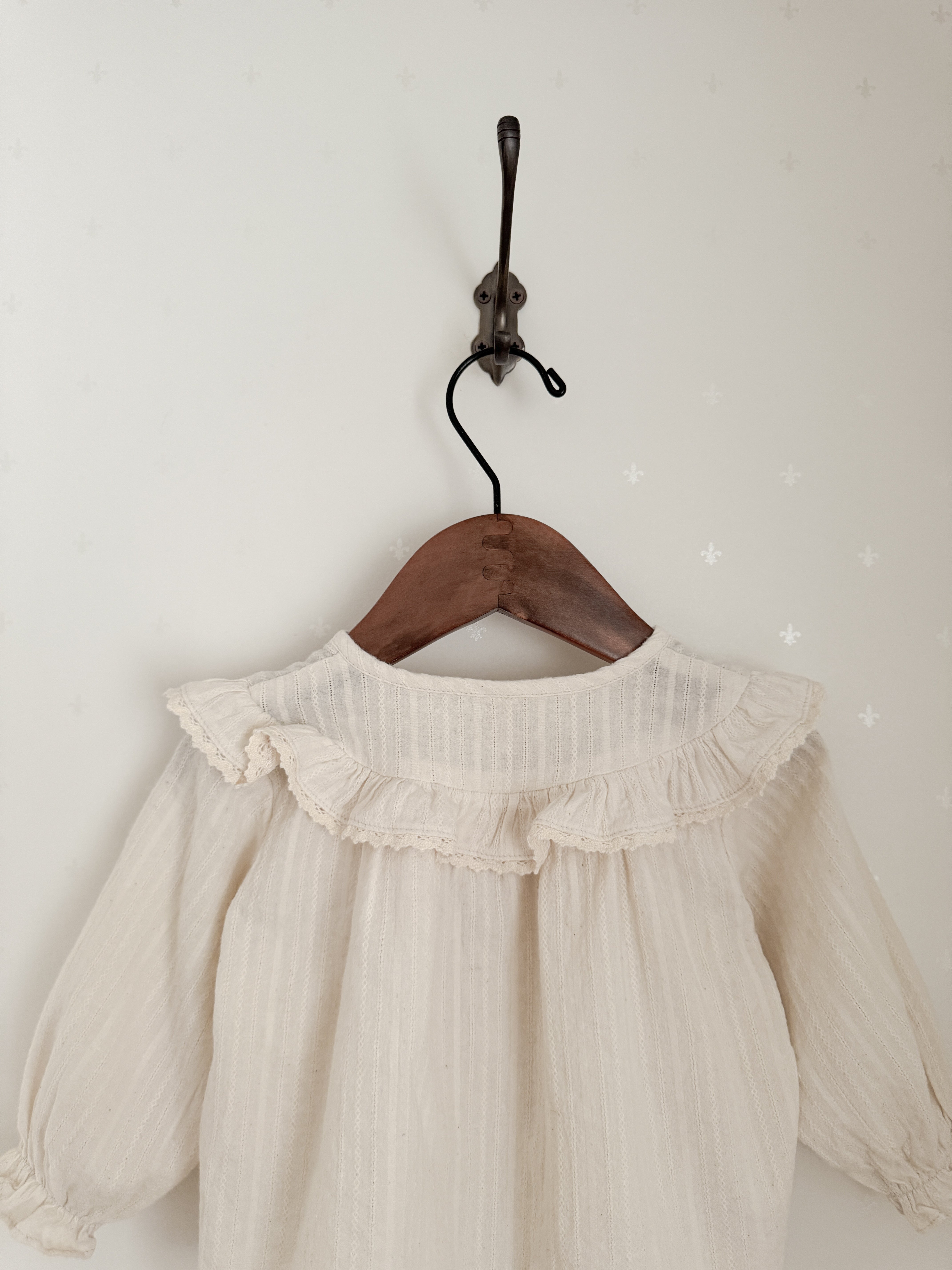 Wing shirring blouse