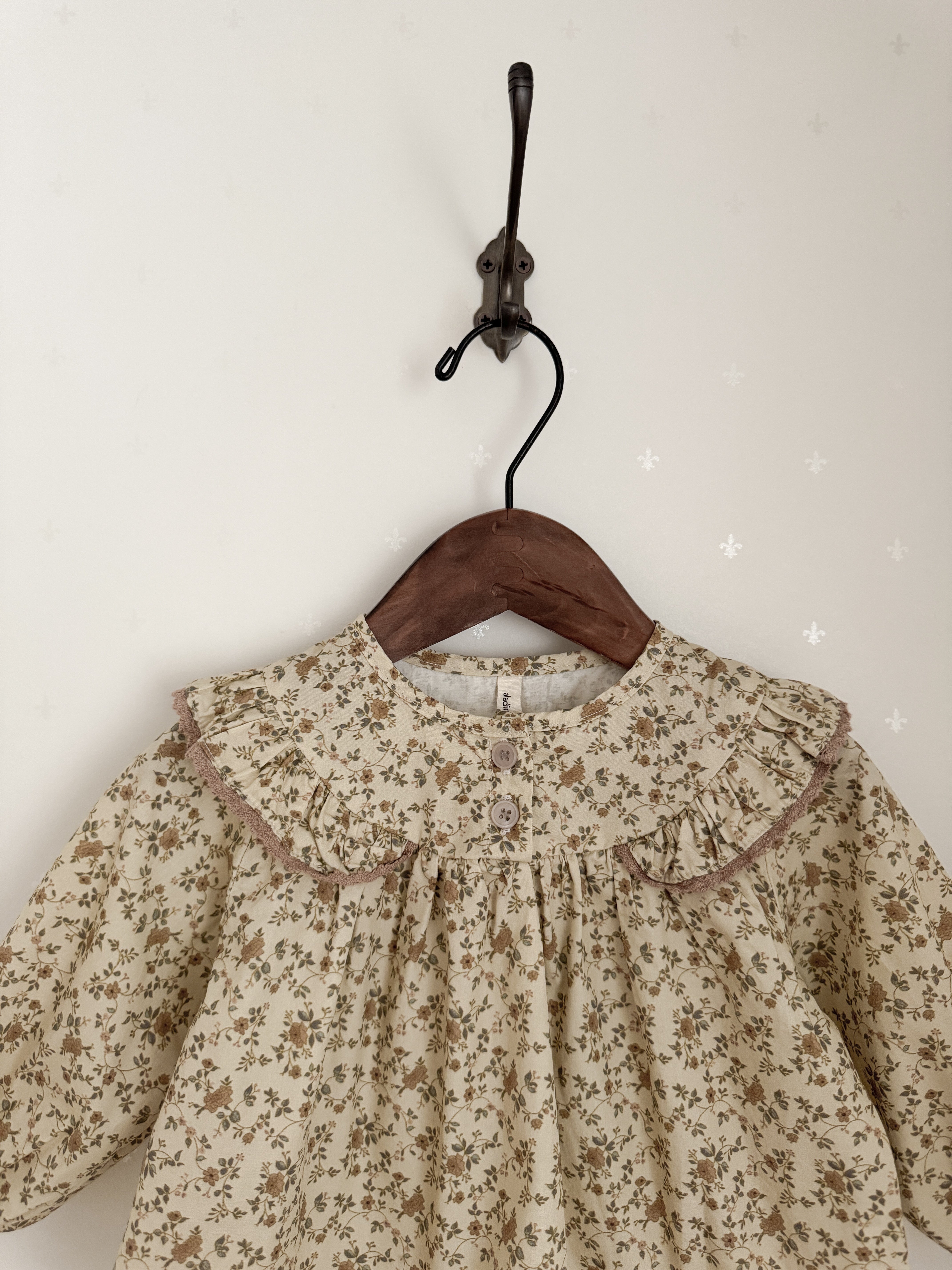 Wing shirring blouse