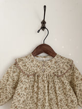 Wing shirring blouse