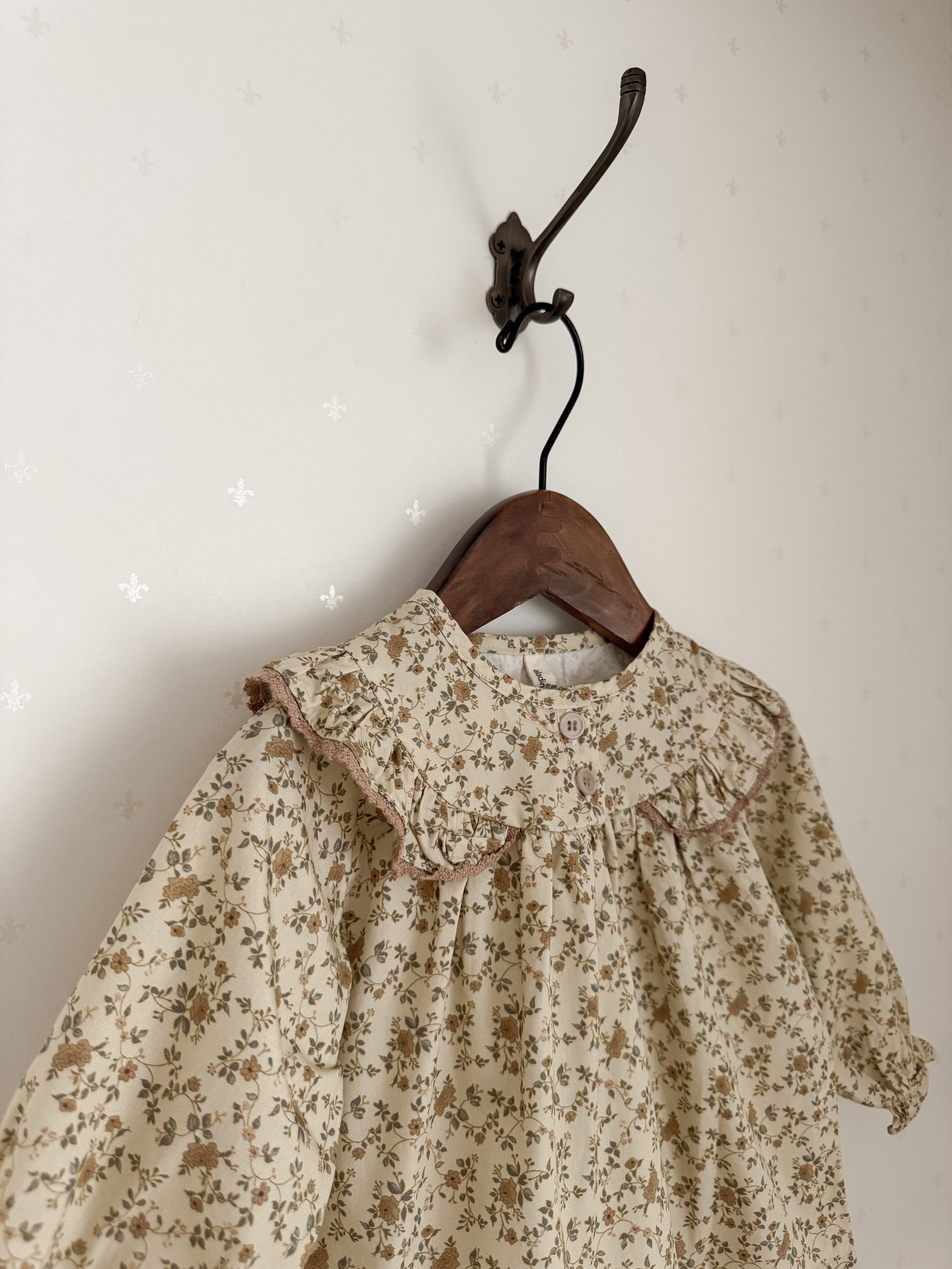 Wing shirring blouse