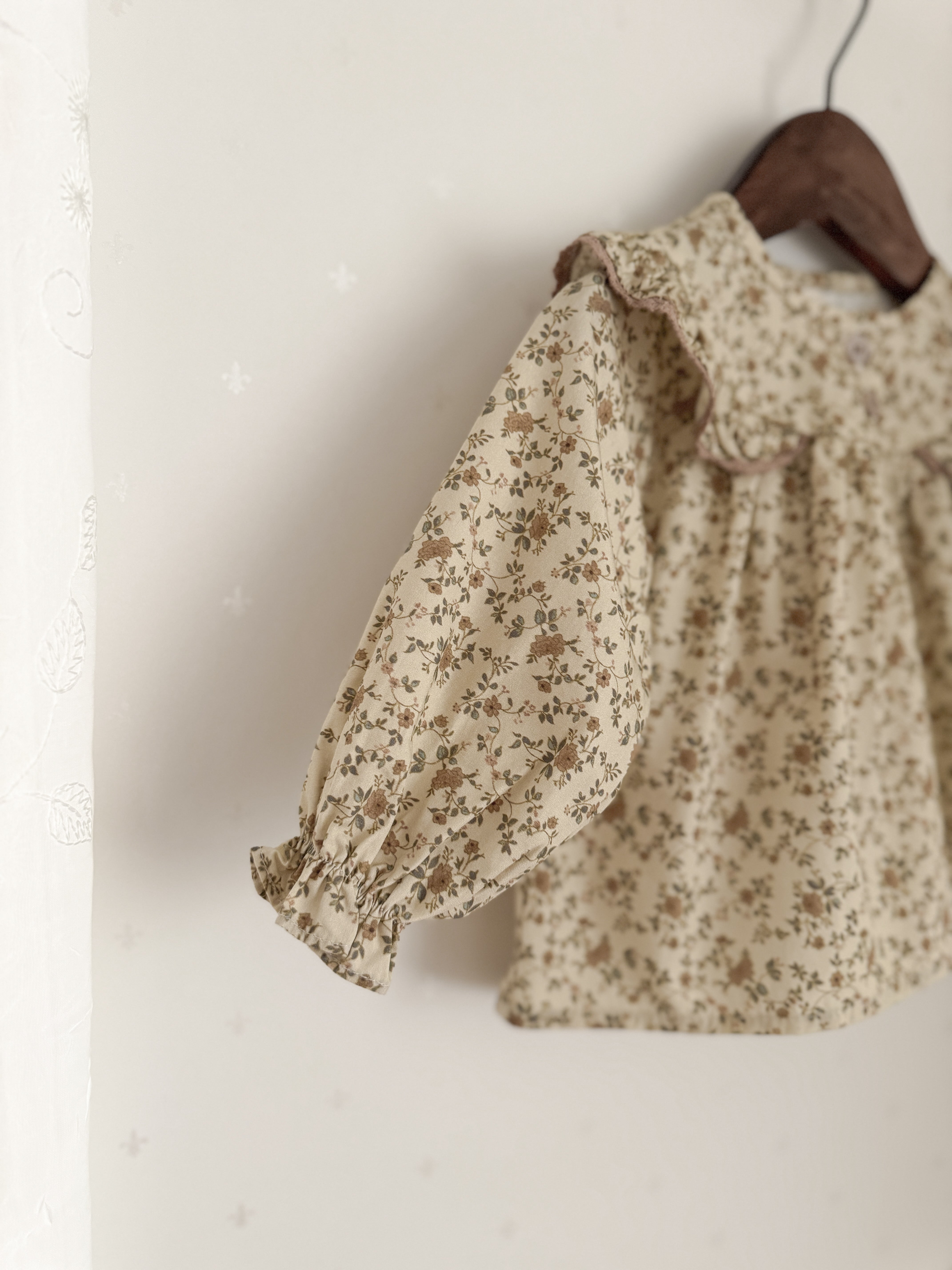 Wing shirring blouse