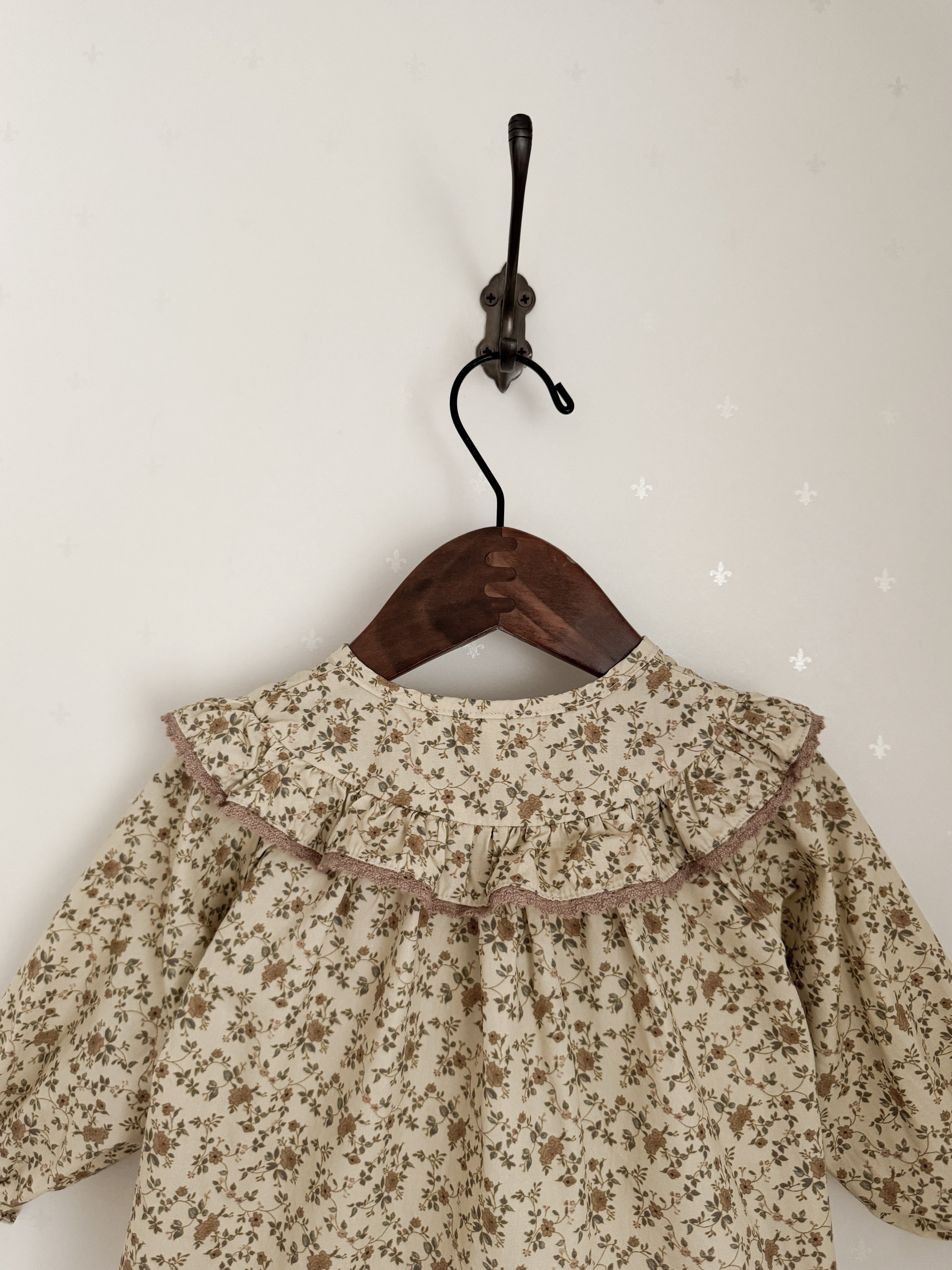 Wing shirring blouse