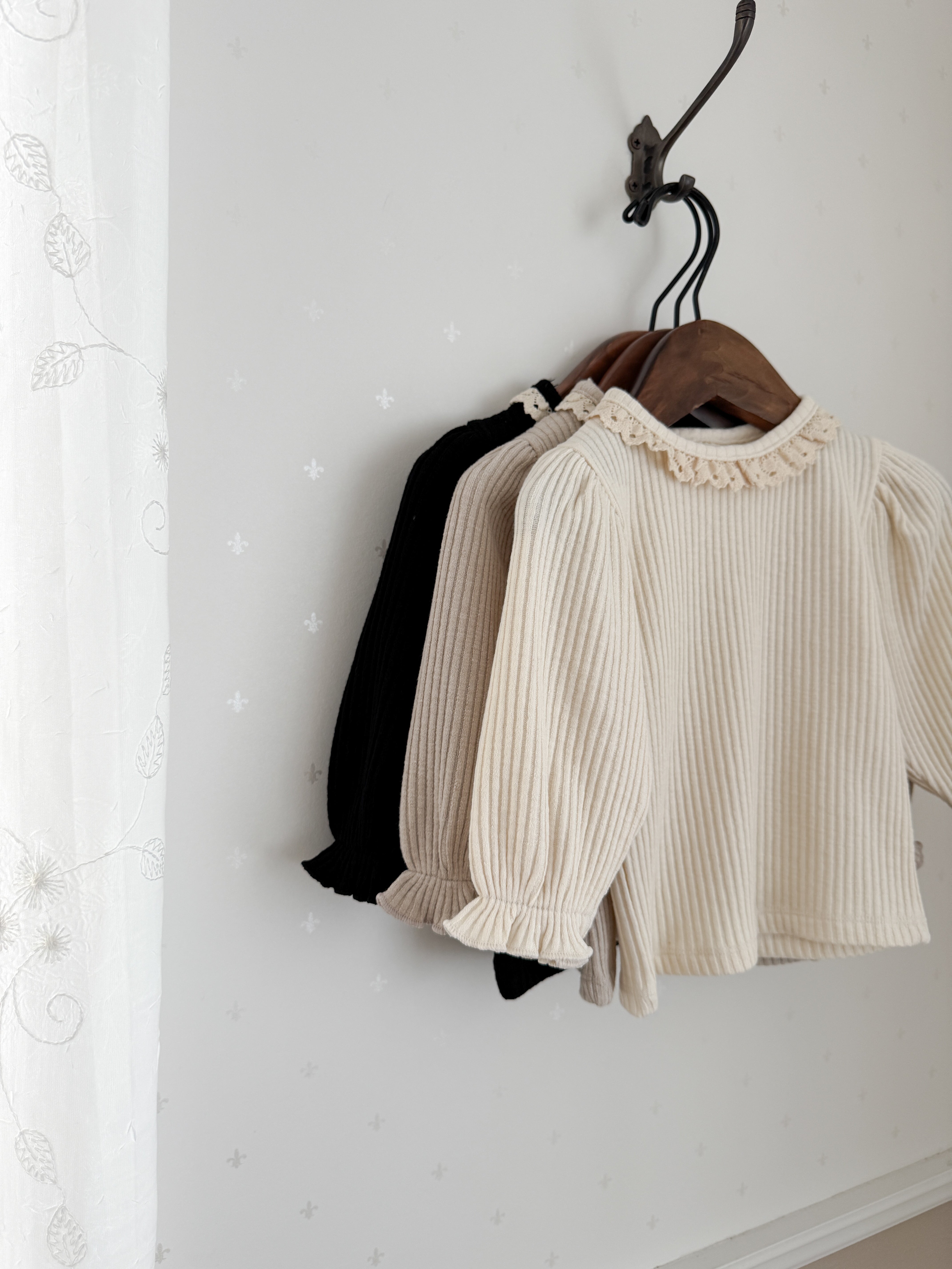 Puff lace tops