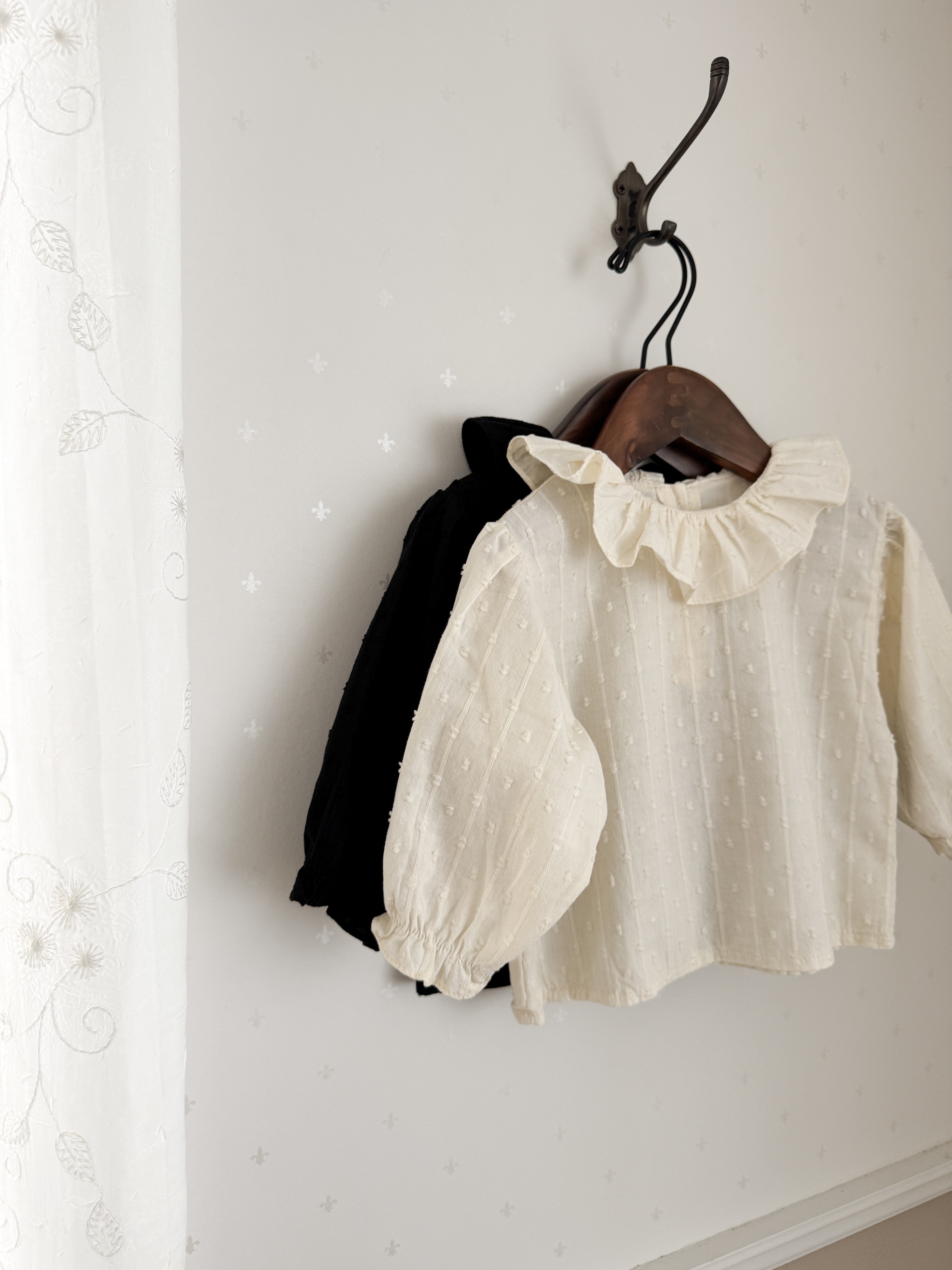 Snow ruffle blouse