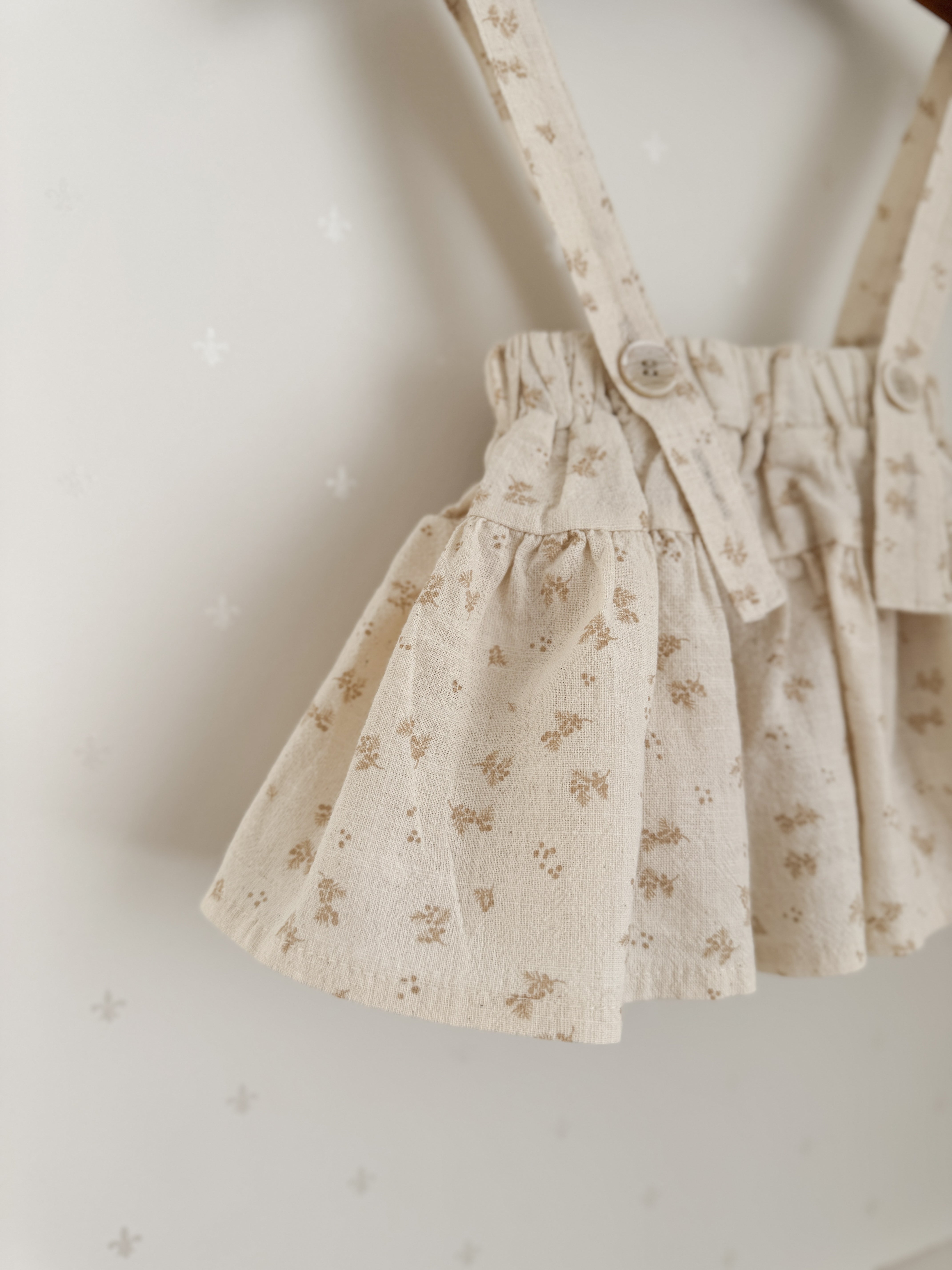 Leaf suspender skirt