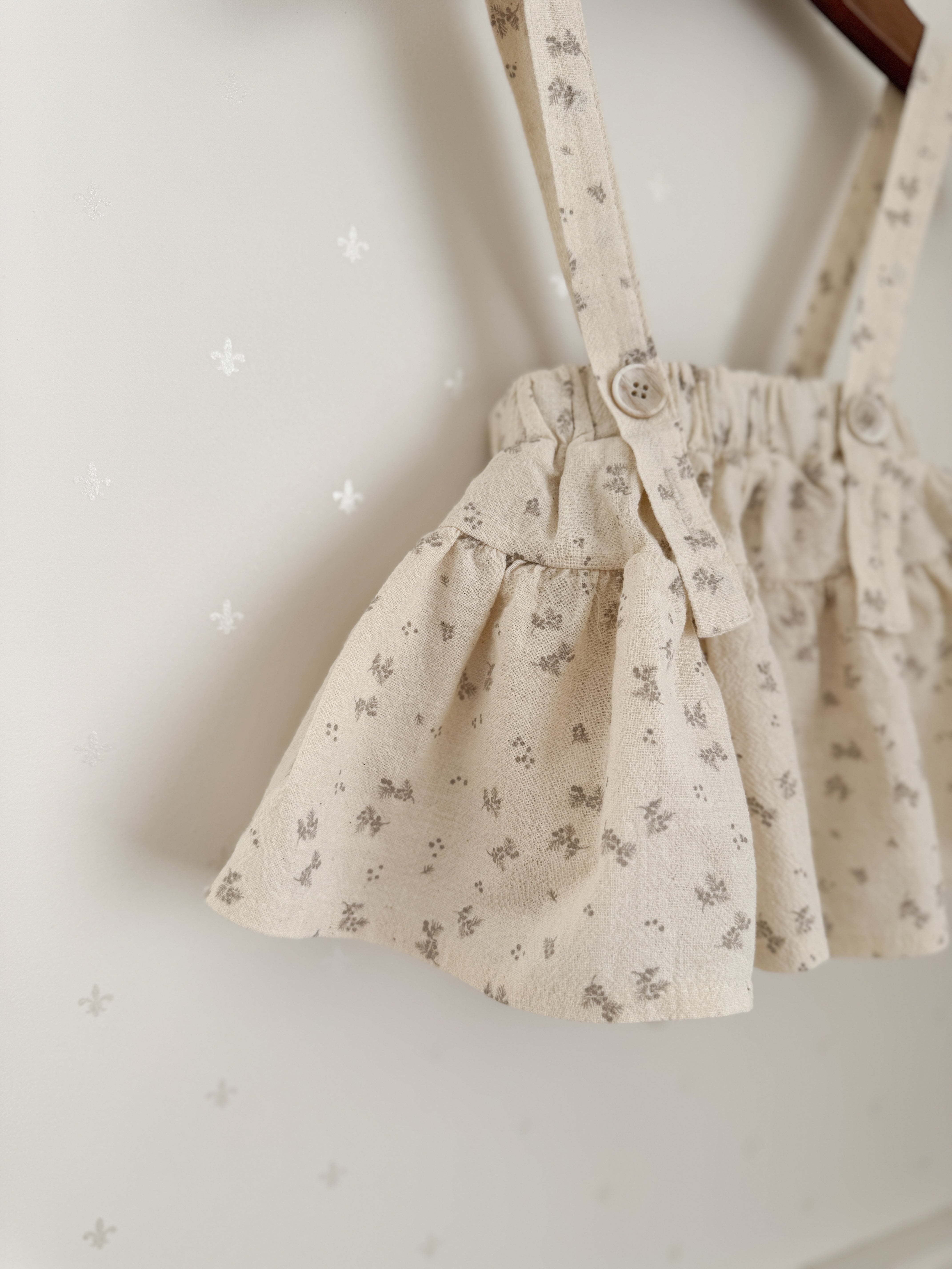 Leaf suspender skirt