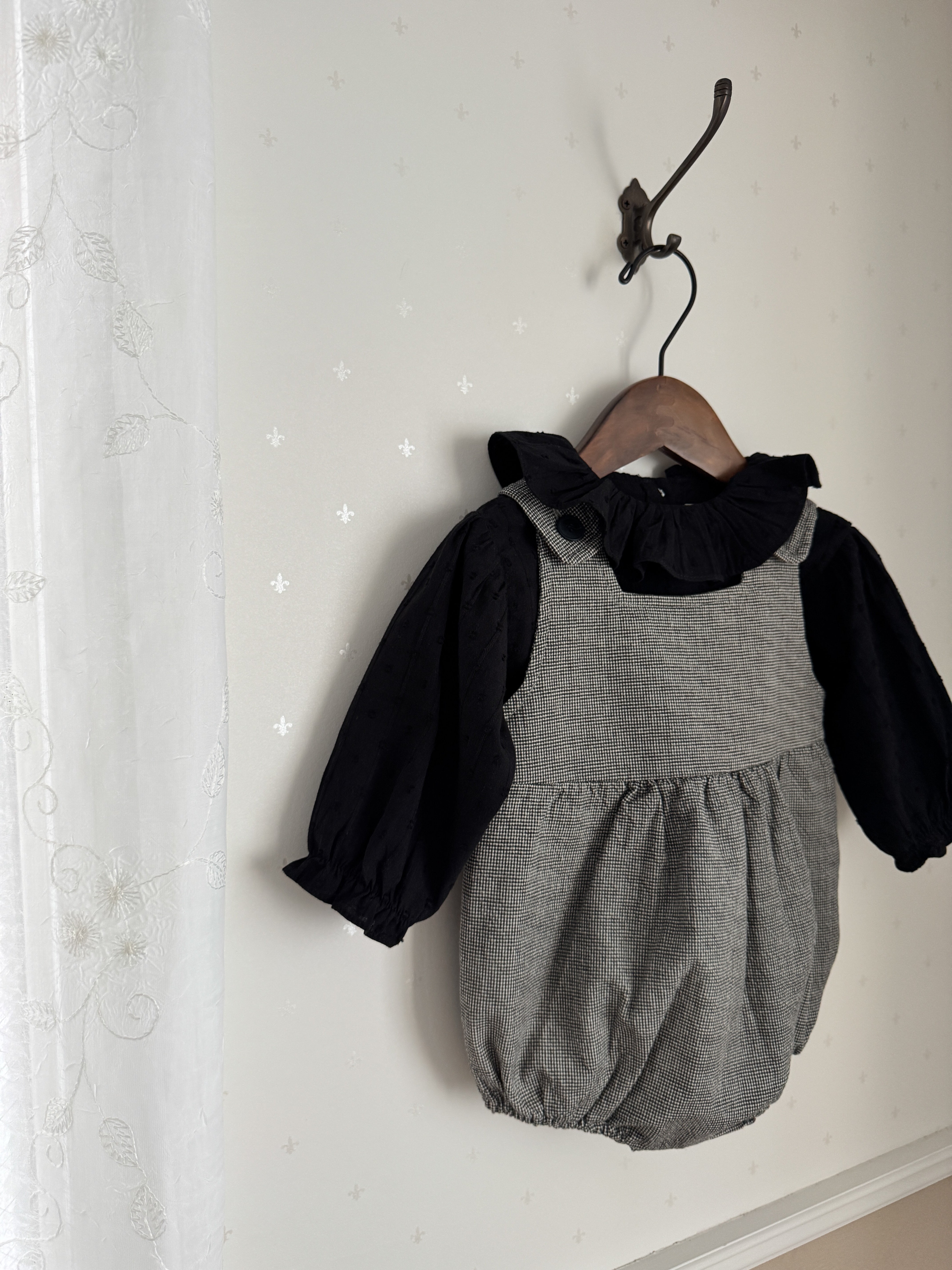 Snow ruffle blouse