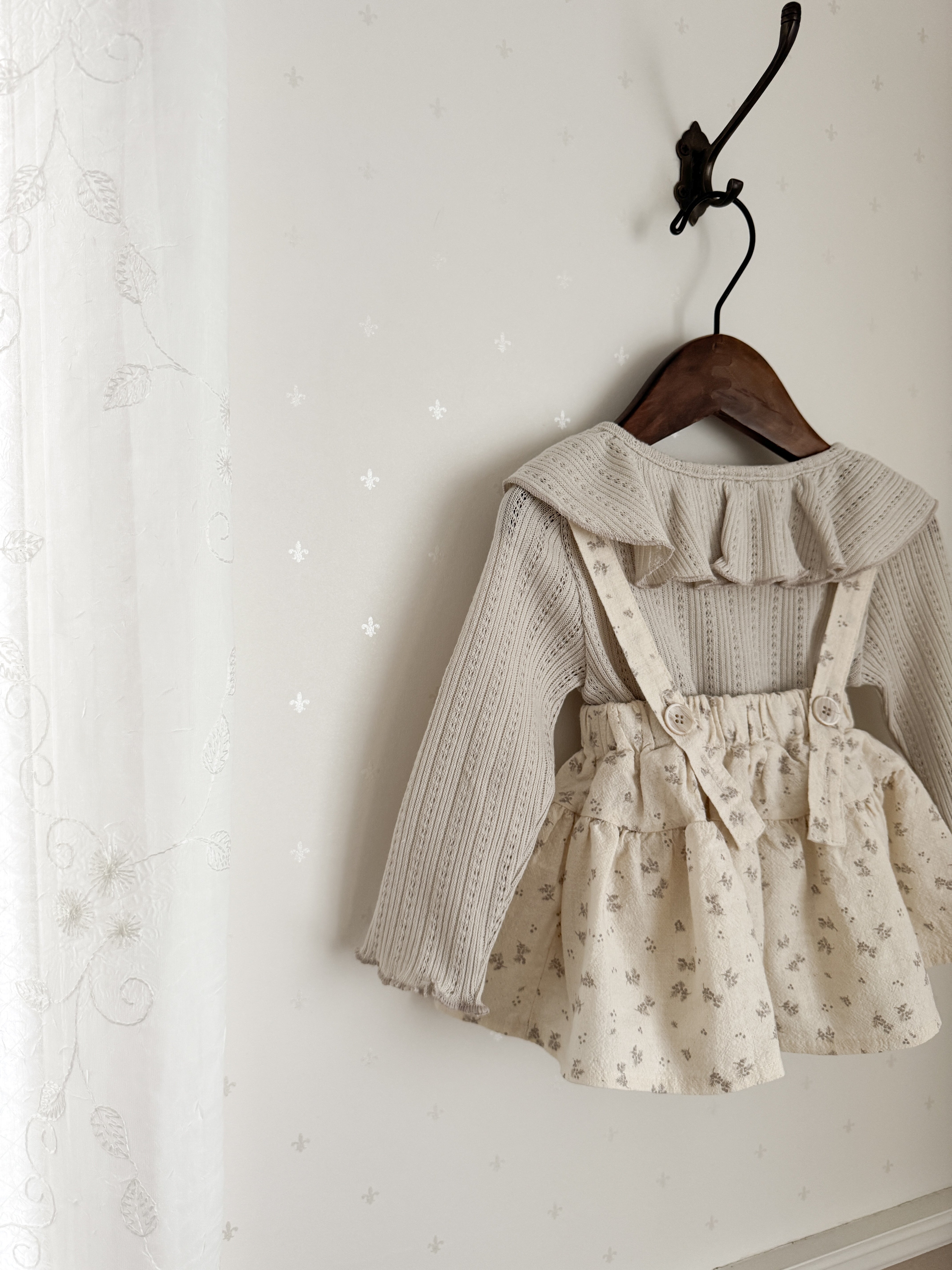 Leaf suspender skirt