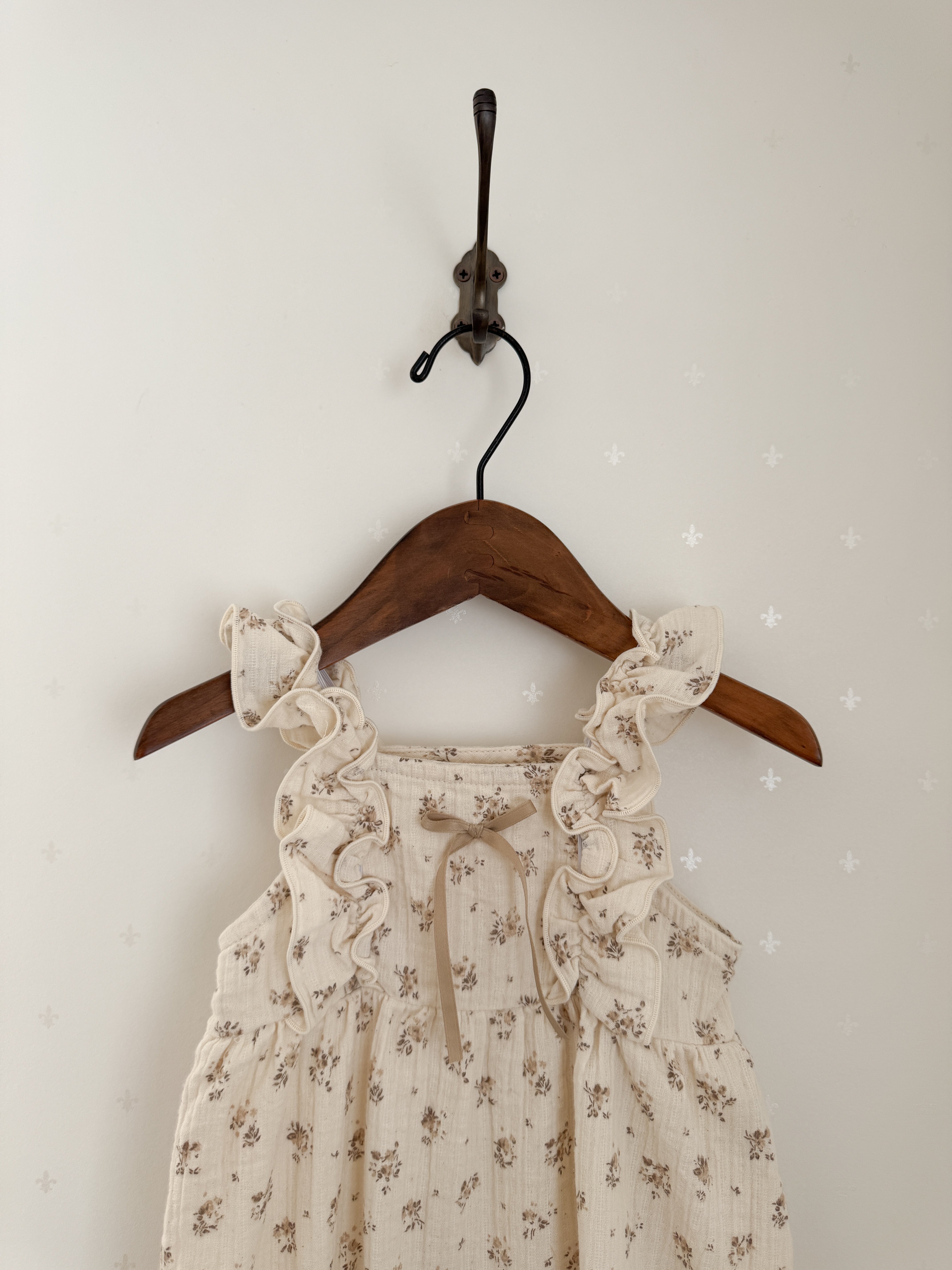 Wing frill suit