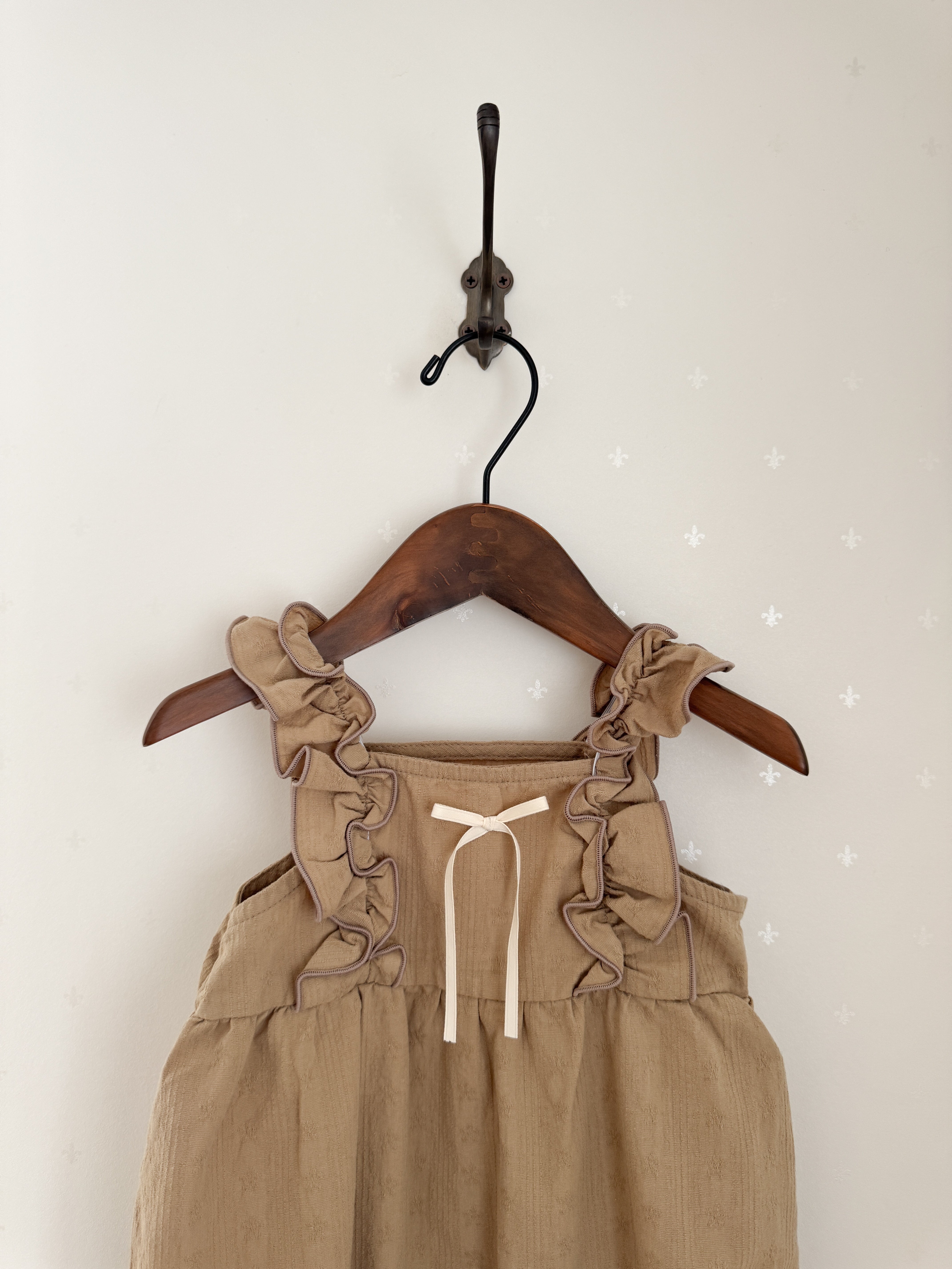 Wing frill suit