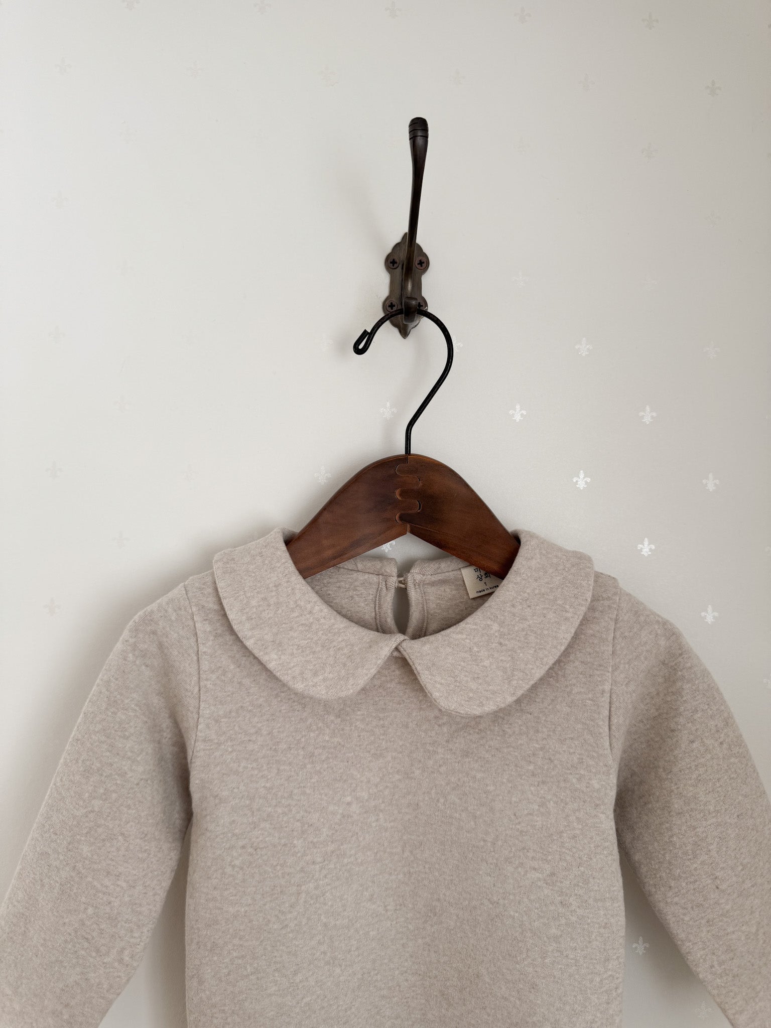 Round collar tops