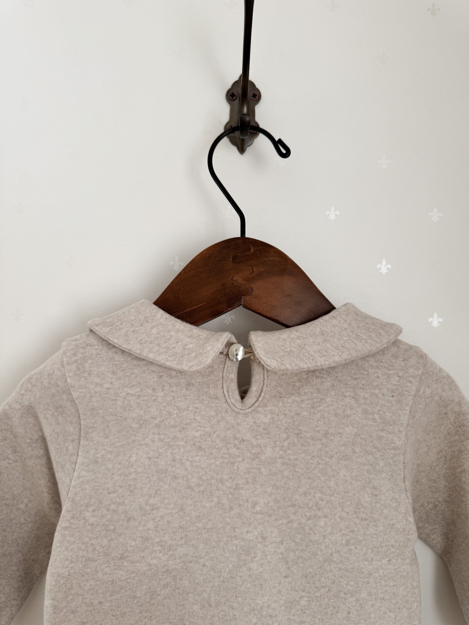 Round collar tops