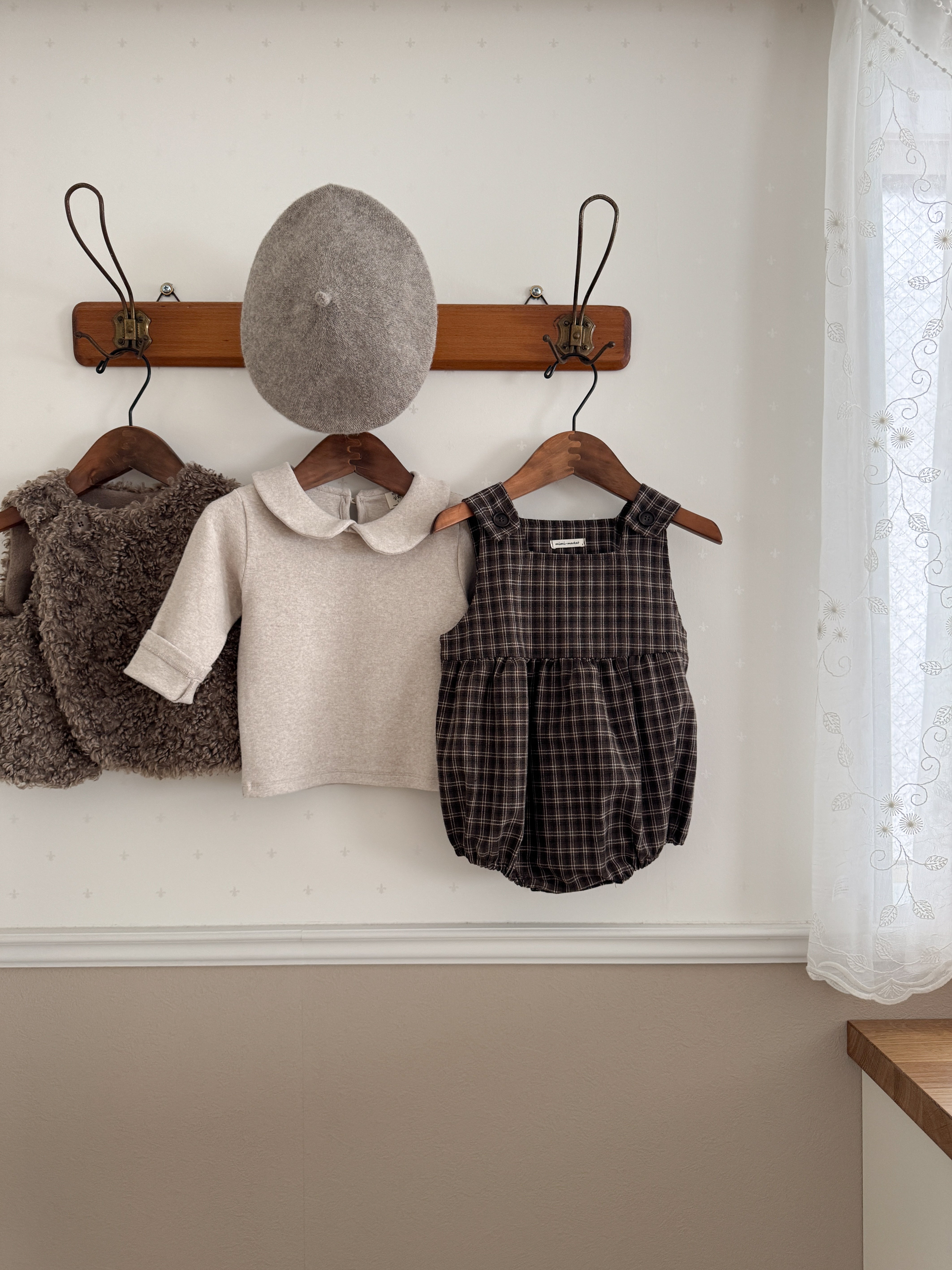 Round collar tops