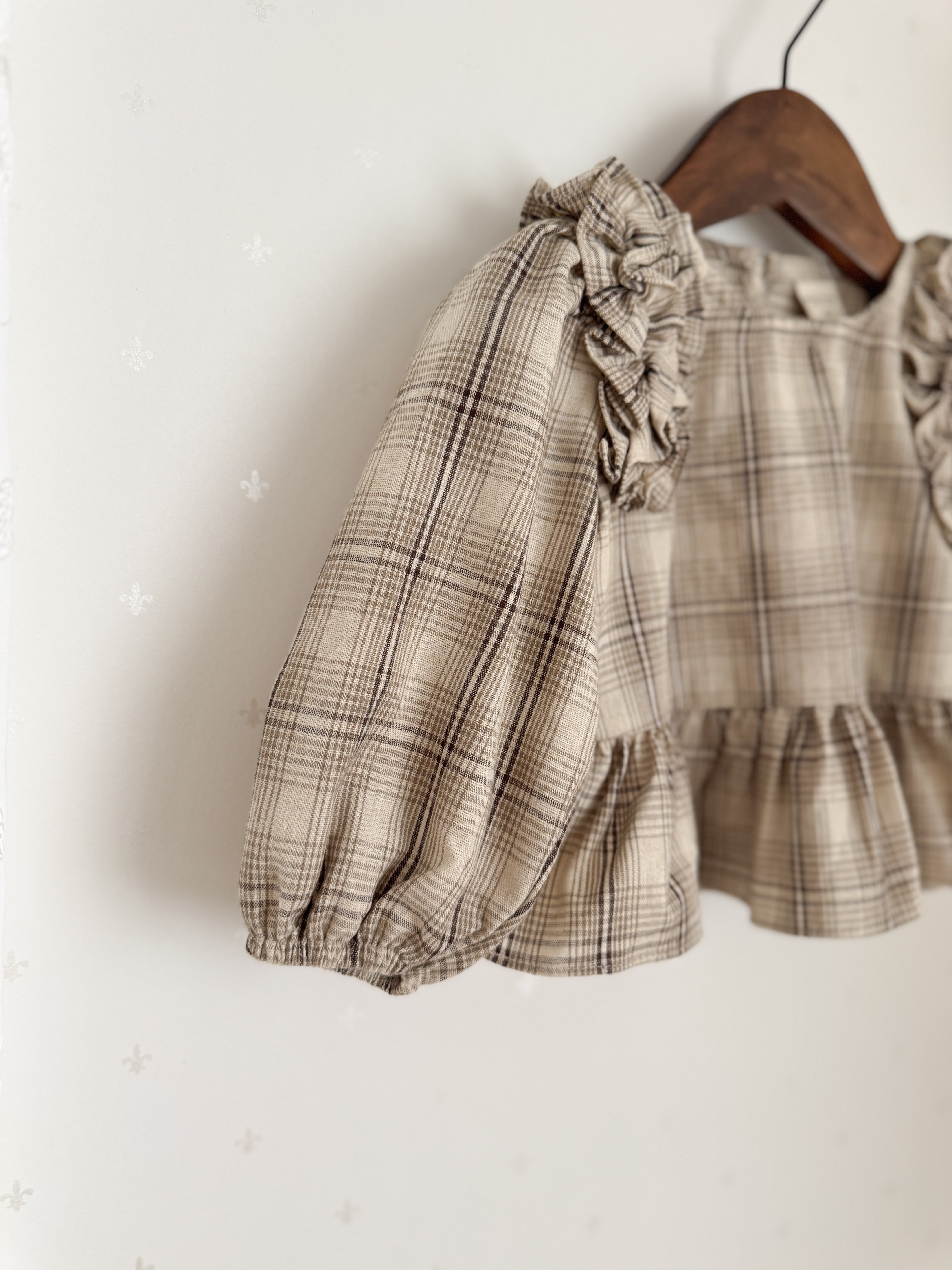Mono frill blouse