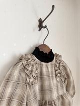 Mono frill blouse