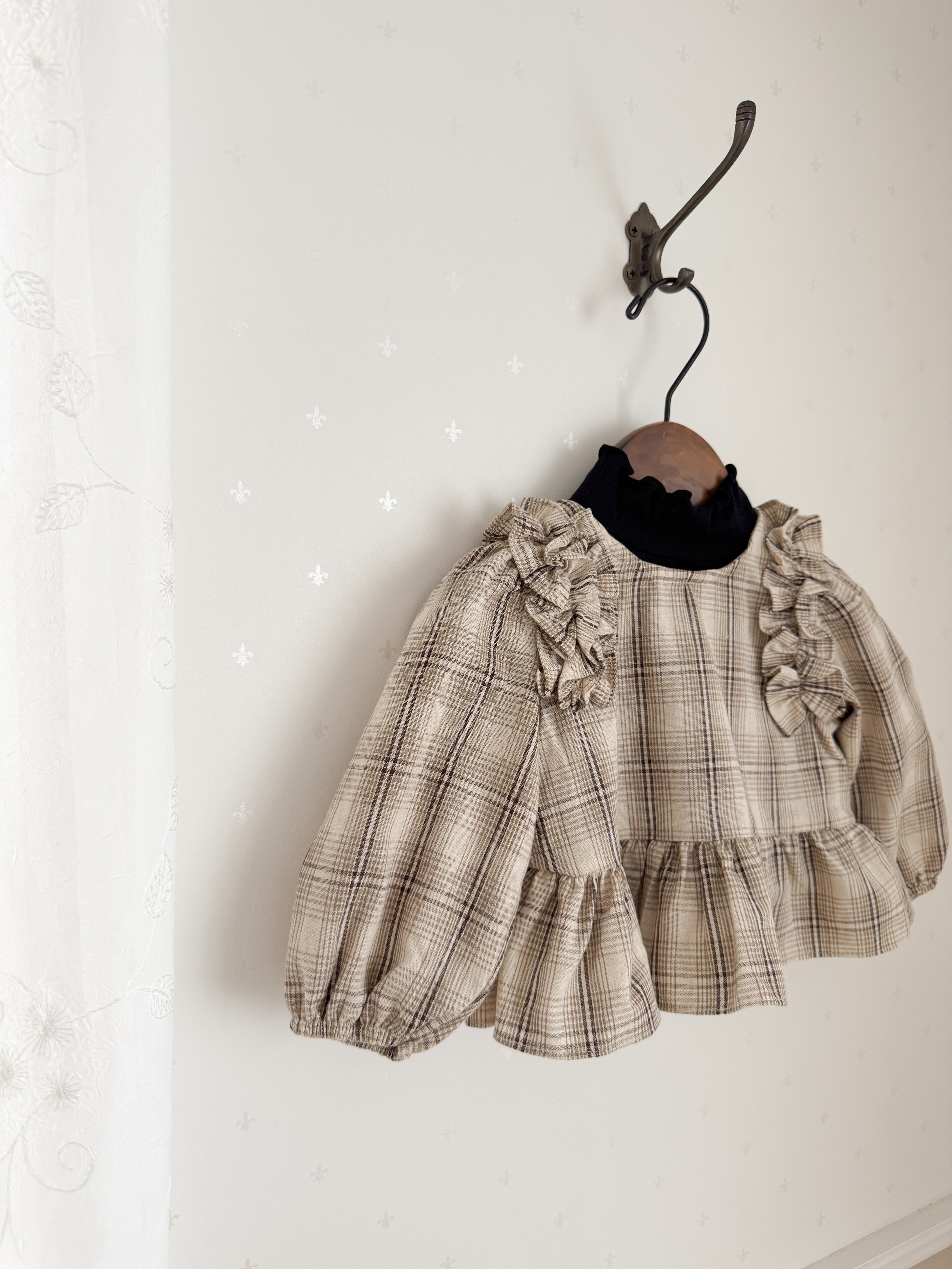 Mono frill blouse