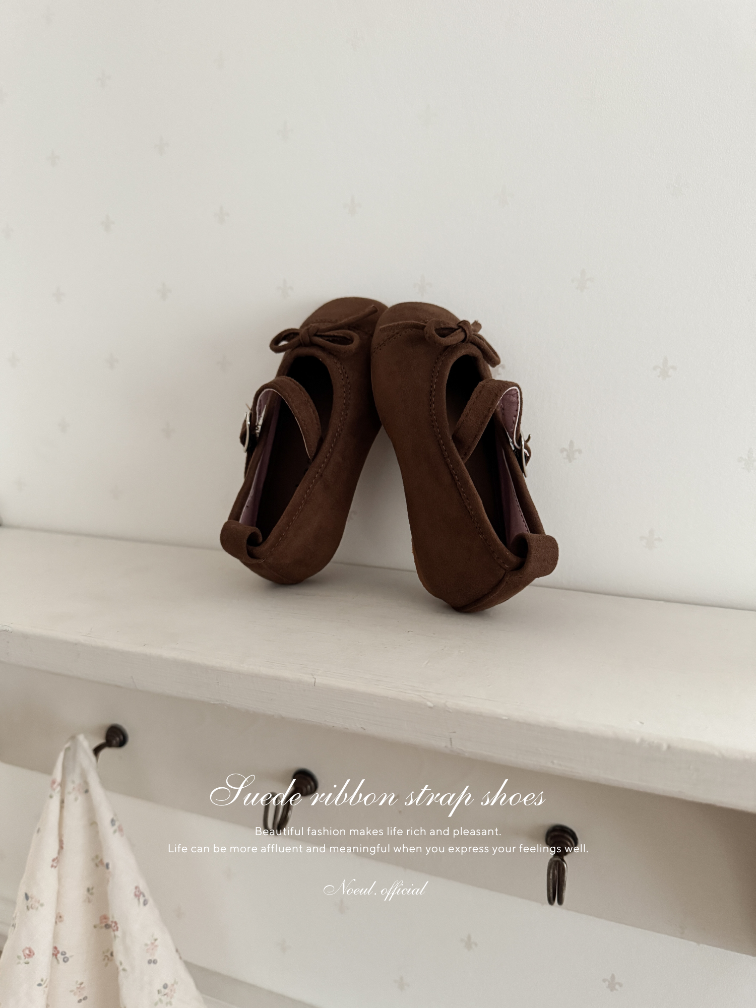 Suede ribbon strap shoes