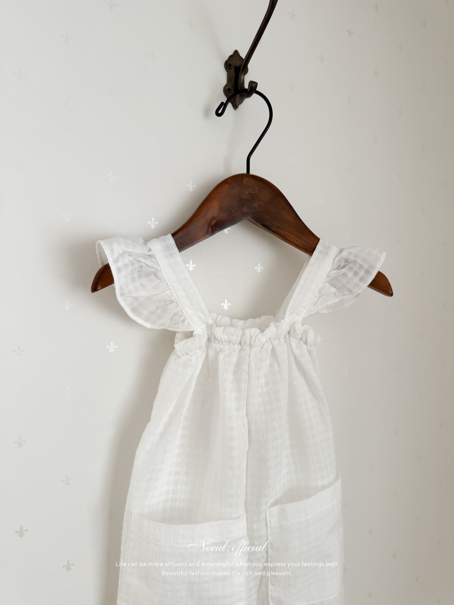 Wing frill suit