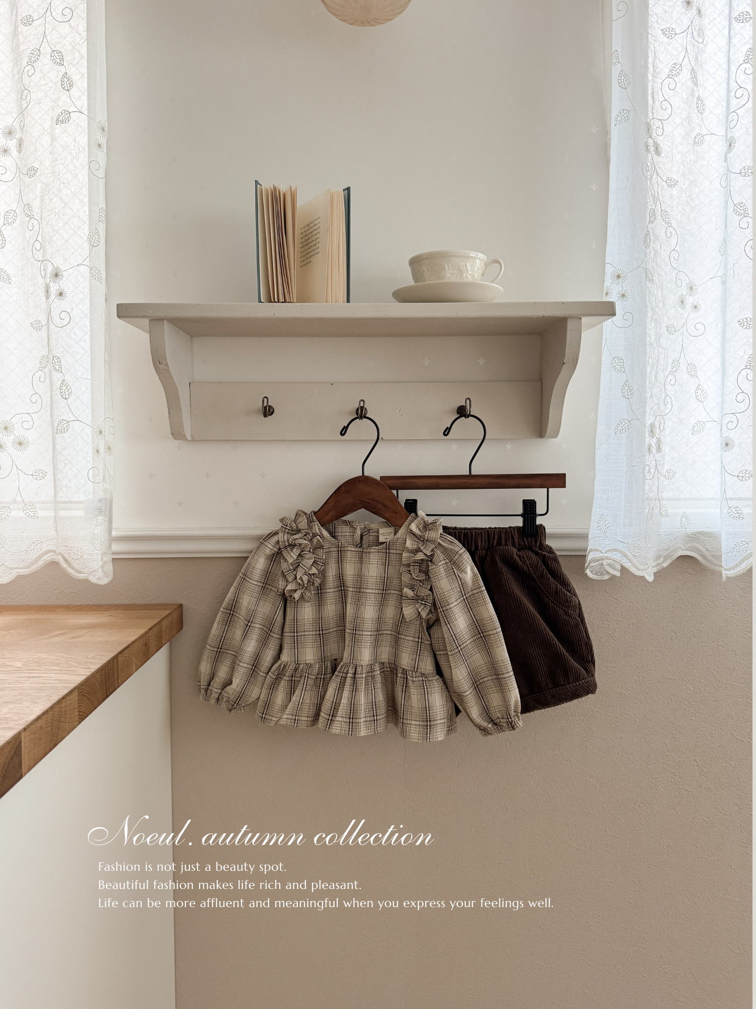 Mono frill blouse
