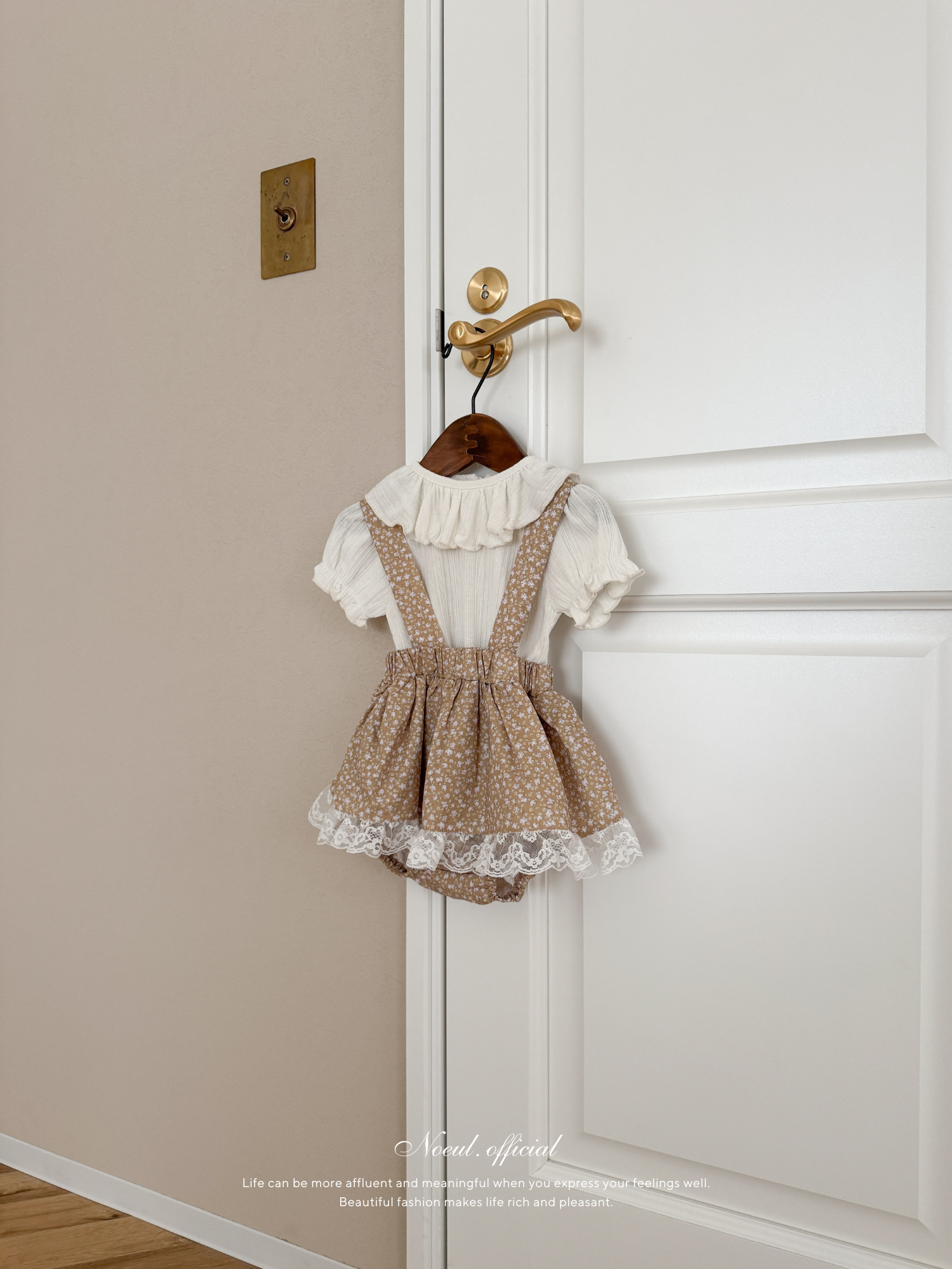Frill collar puff tops
