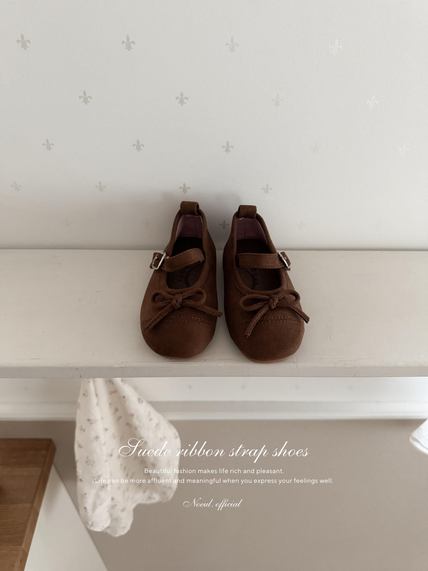 Suede ribbon strap shoes