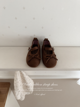 Suede ribbon strap shoes