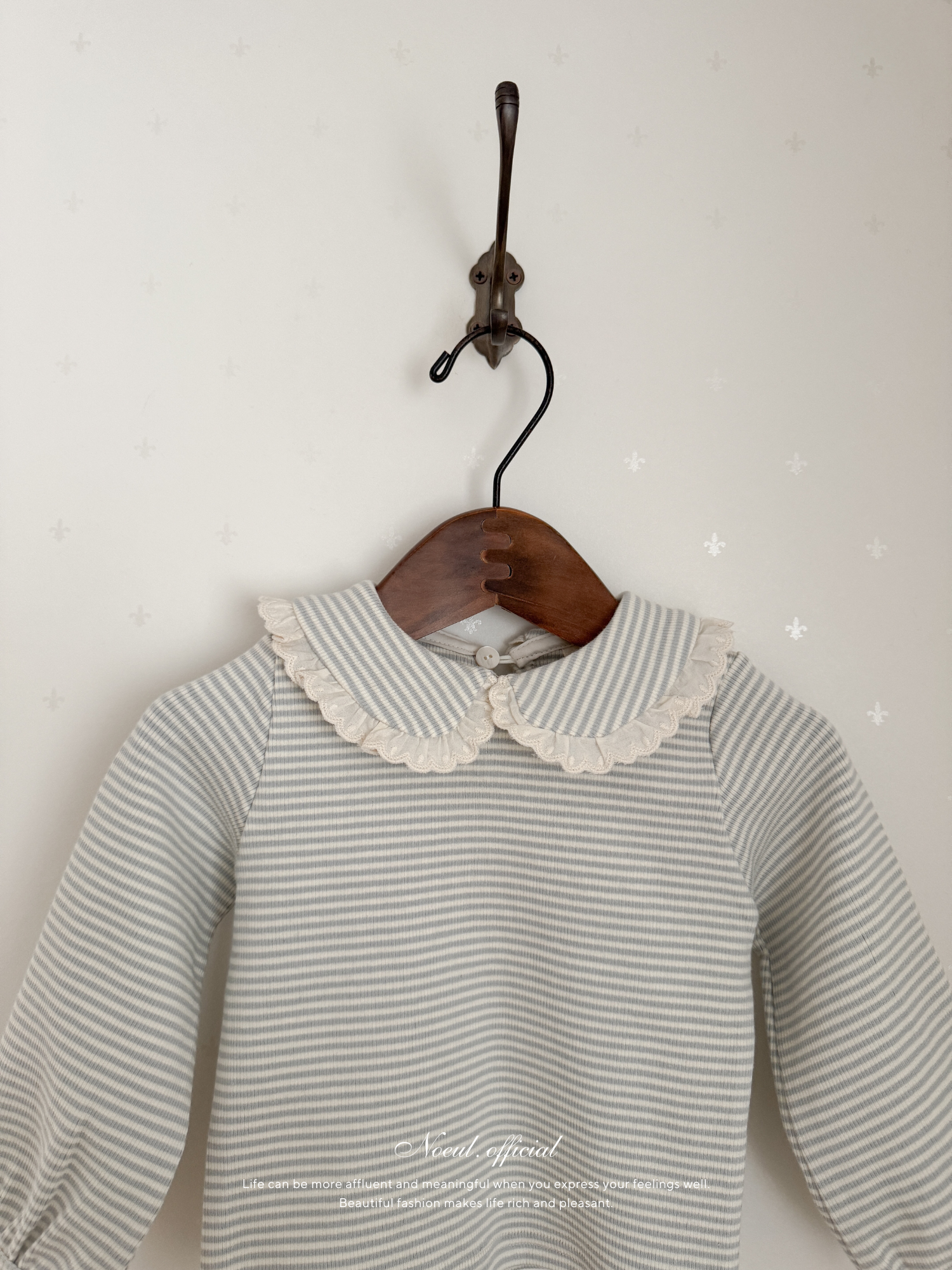 Stripe lace collar tops