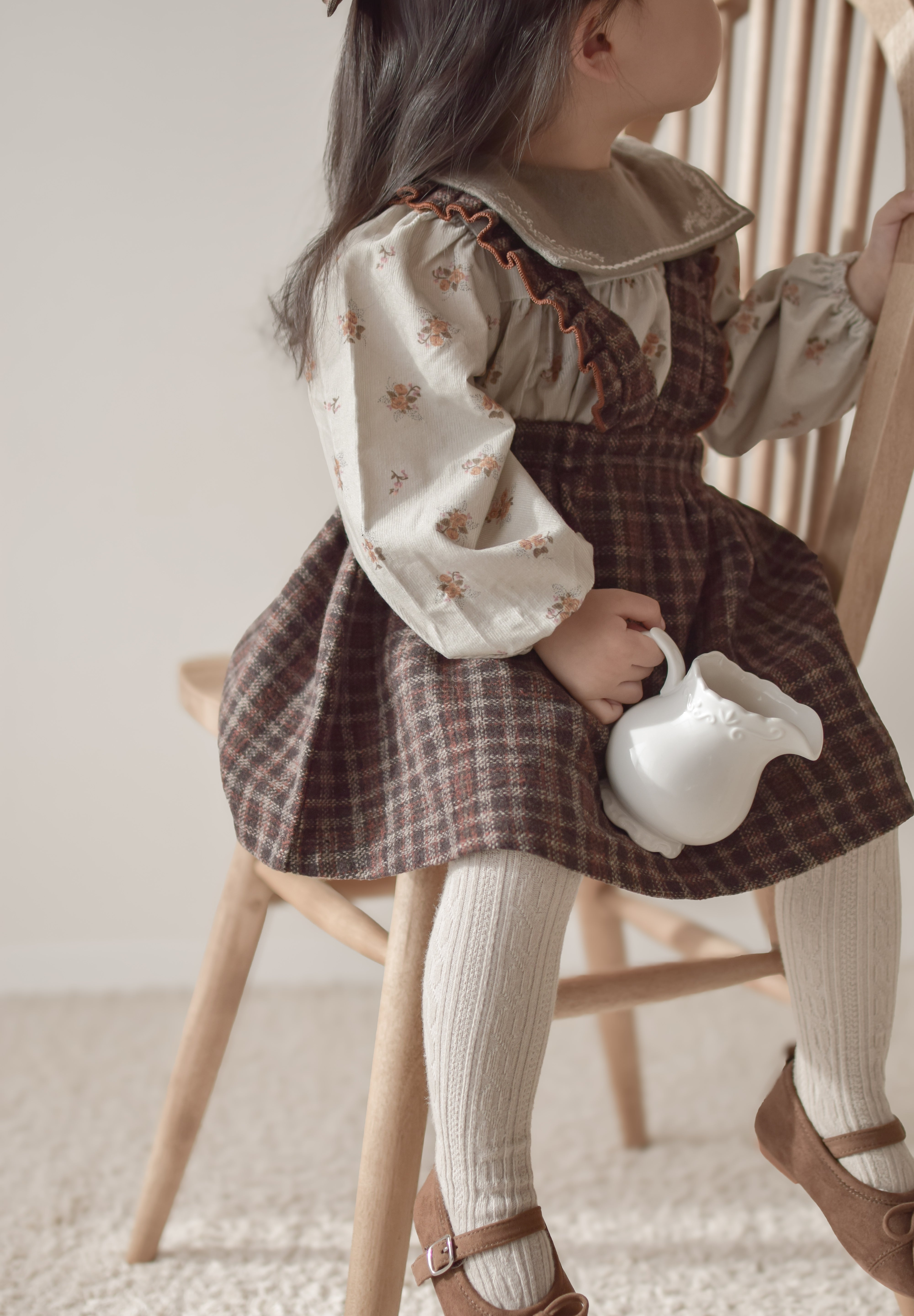 Suede ribbon strap shoes