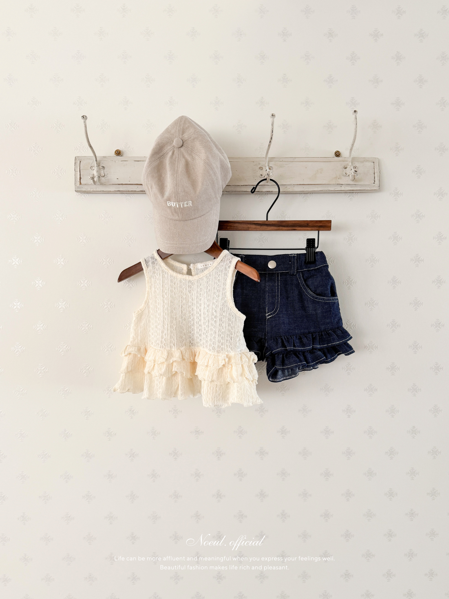 April frill blouse