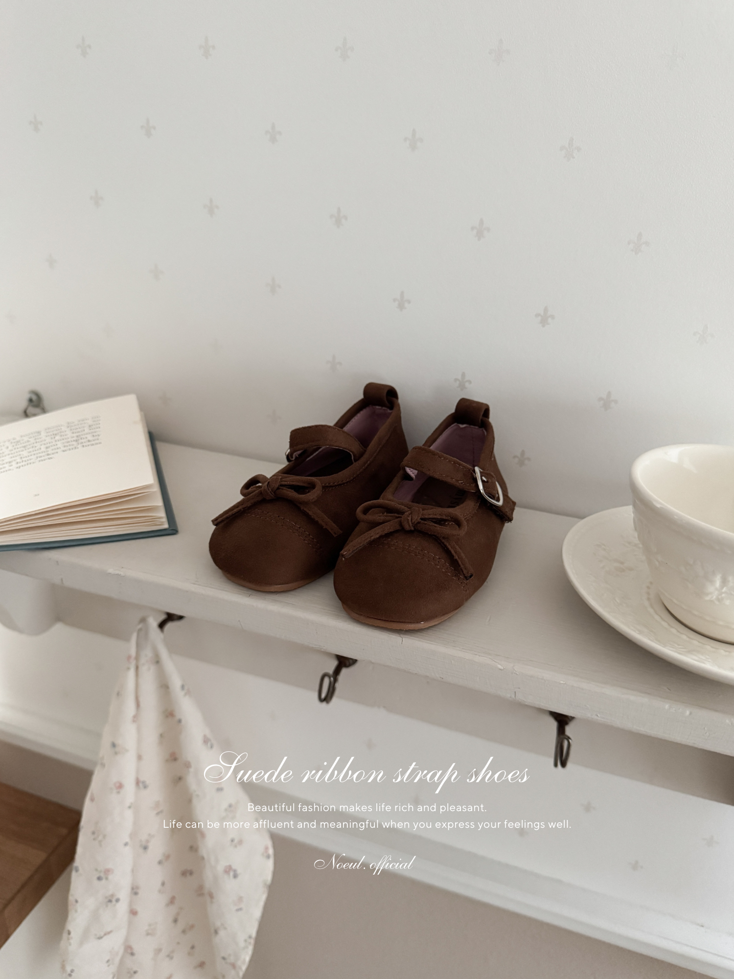 Suede ribbon strap shoes