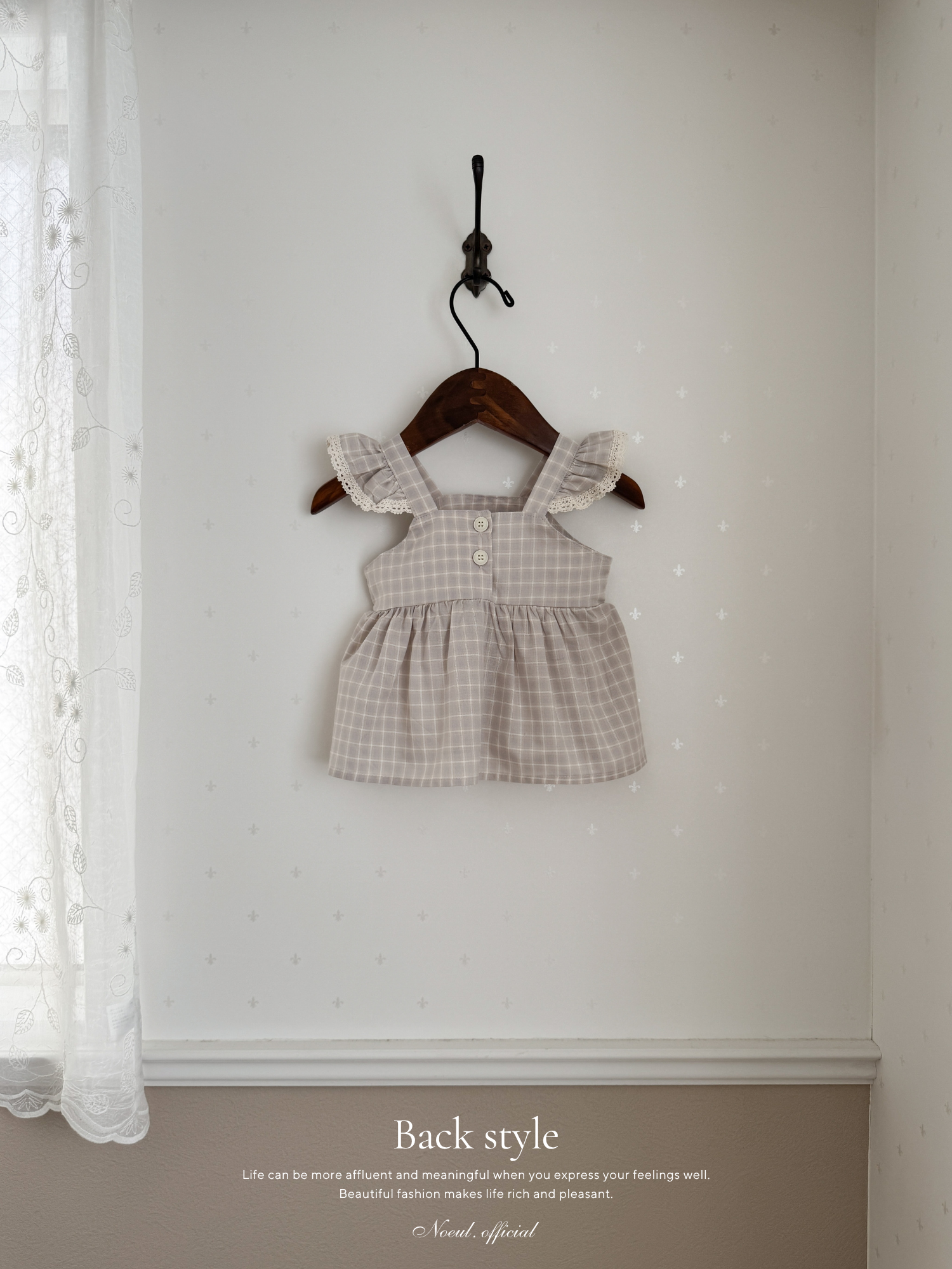 Seashell frill blouse