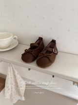 Suede ribbon strap shoes