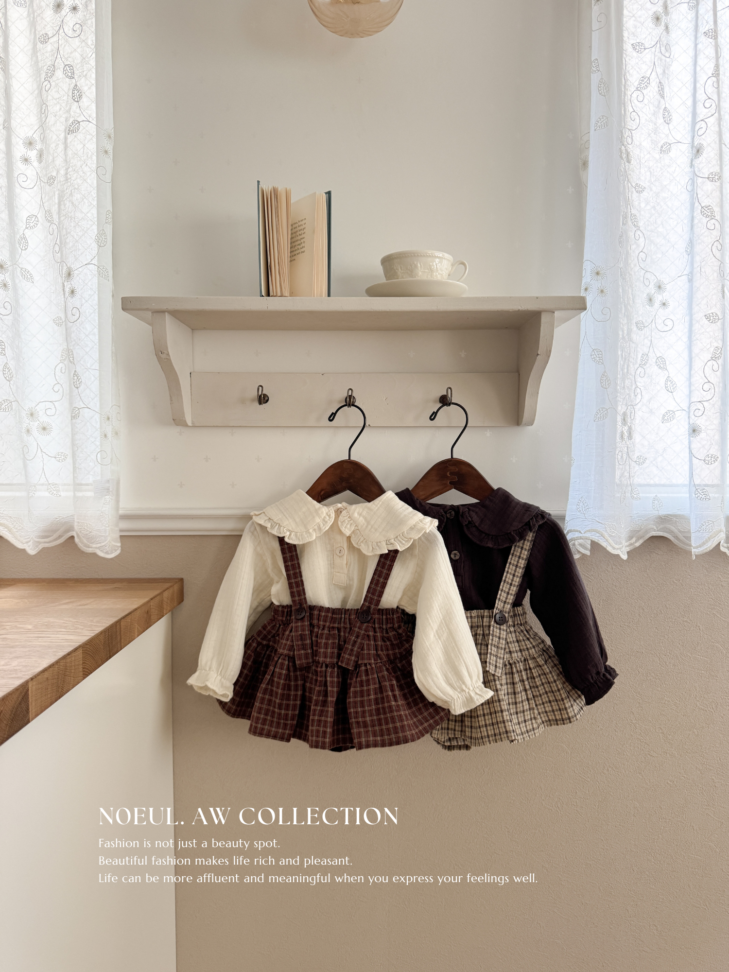 Sara collar blouse