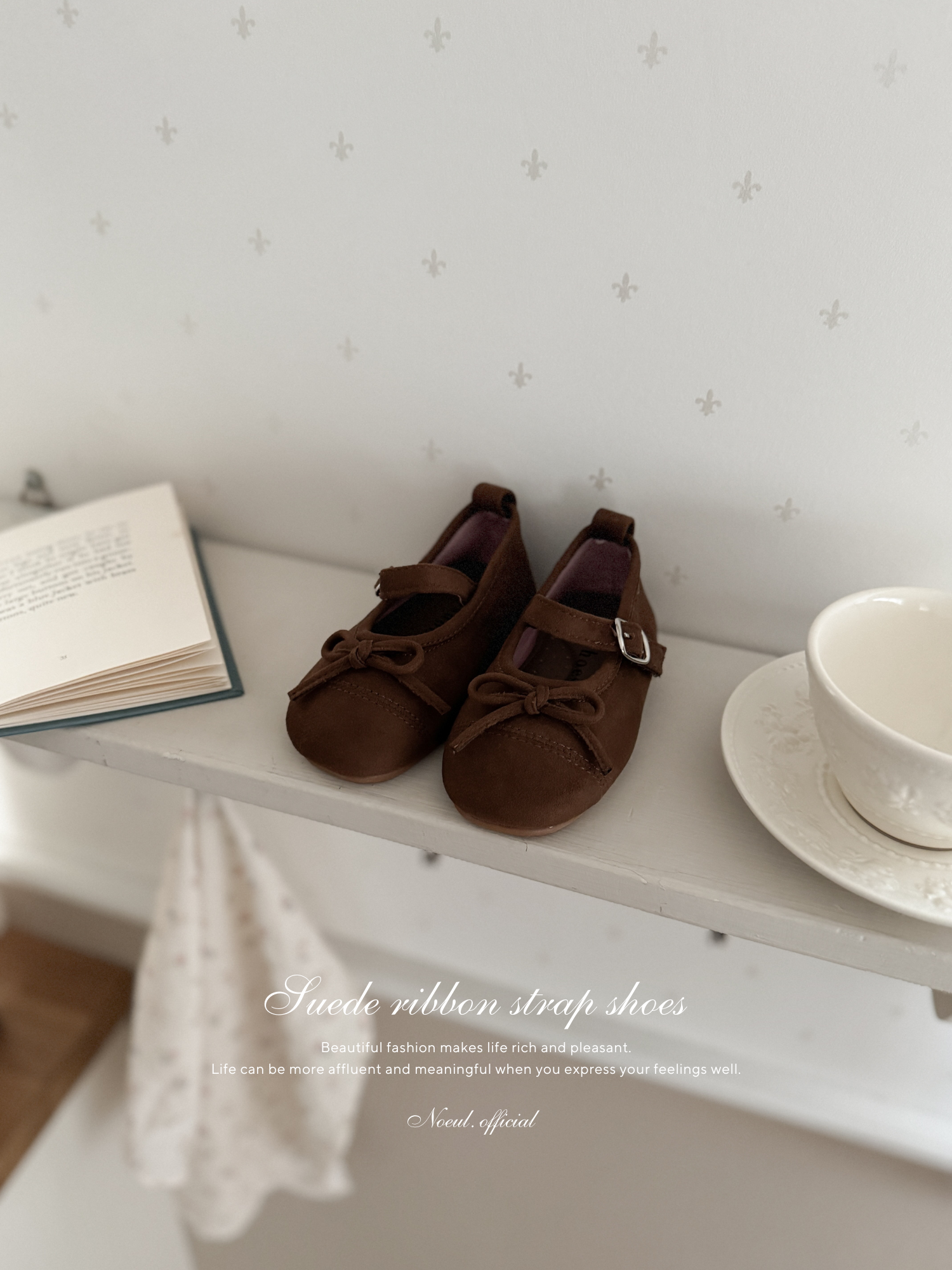 Suede ribbon strap shoes