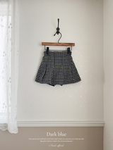 Small check skirt