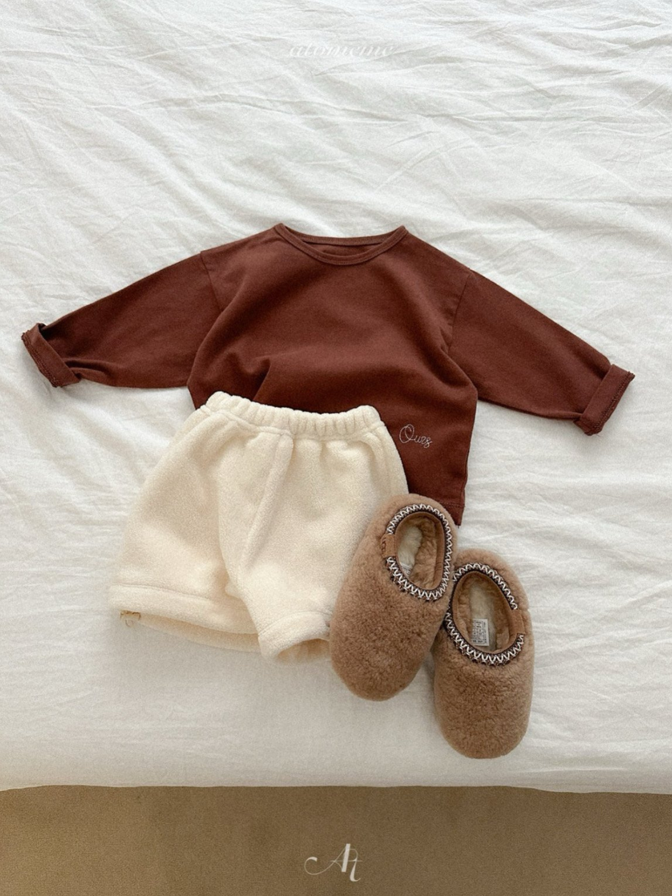 [atomeme] Ours Embroidery Tee