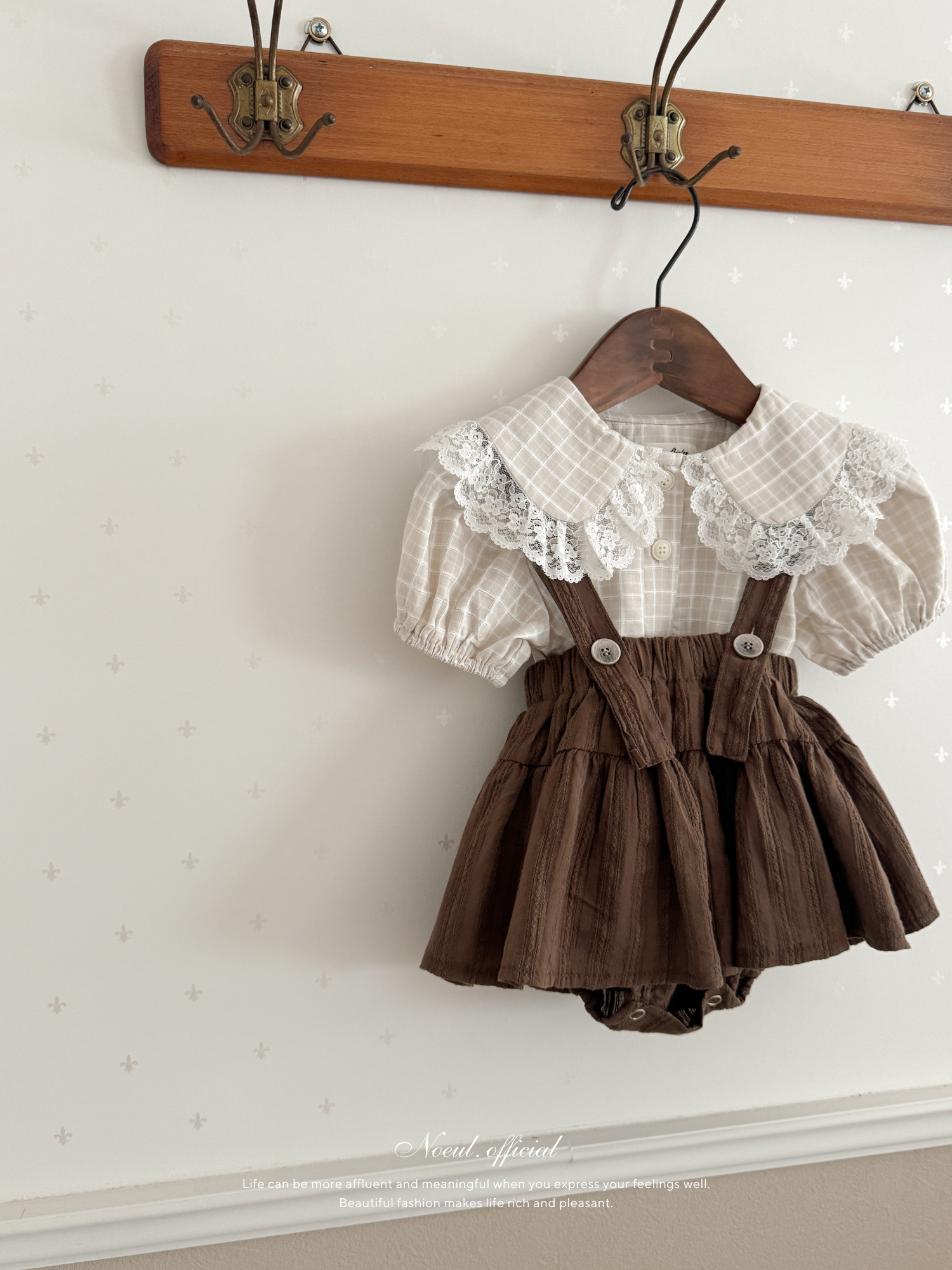 Roan lace collar blouse