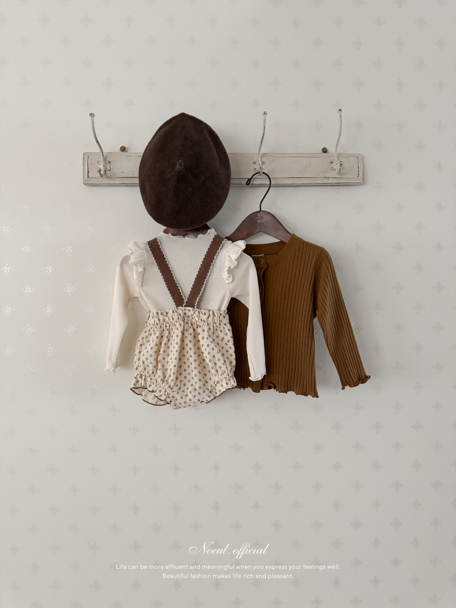 Lip suspender bloomer