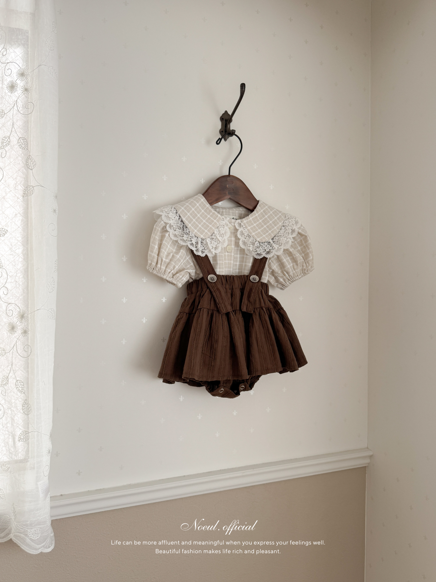Roan lace collar blouse