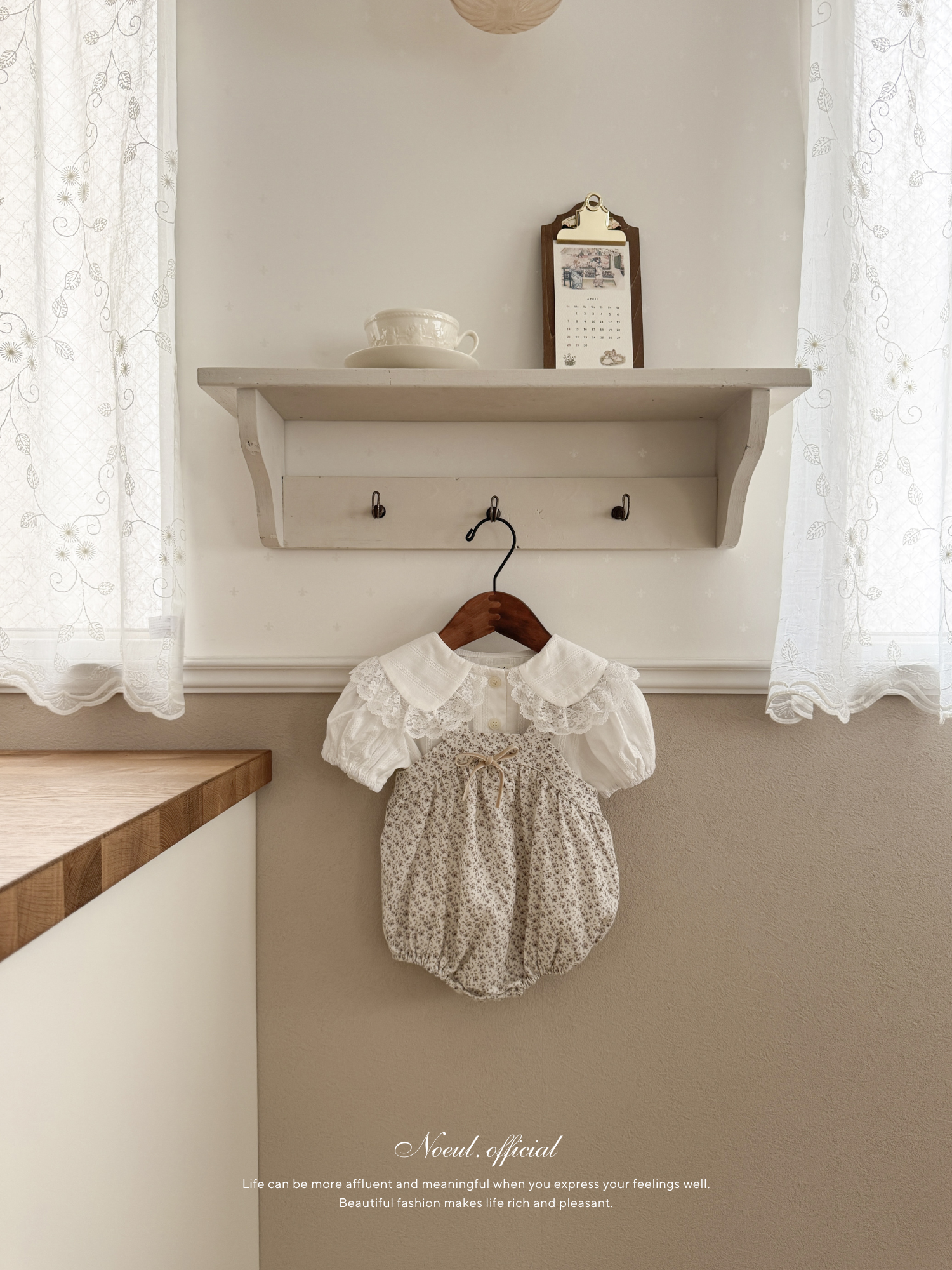 Roan lace collar blouse