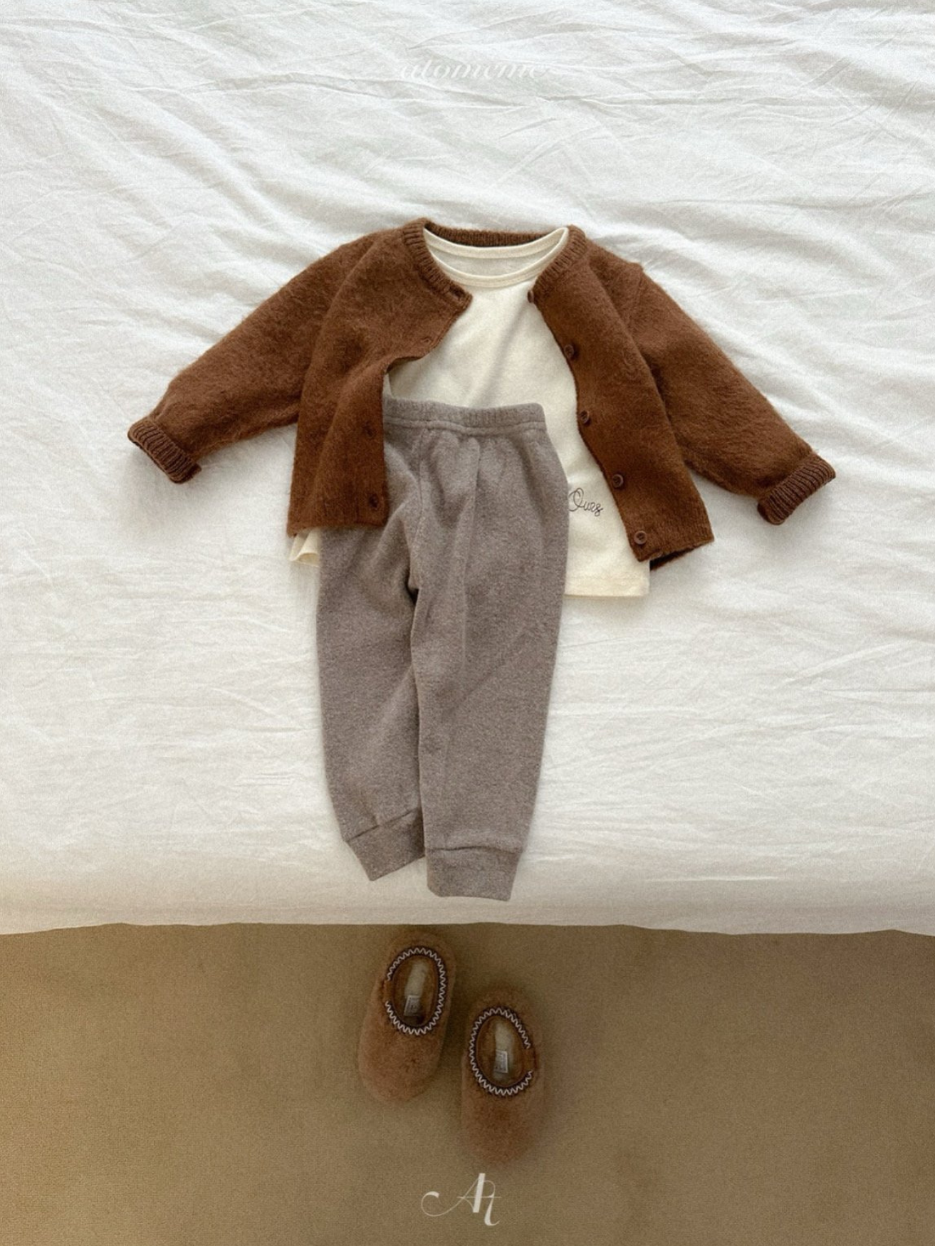 [atomeme] Ours Embroidery Tee