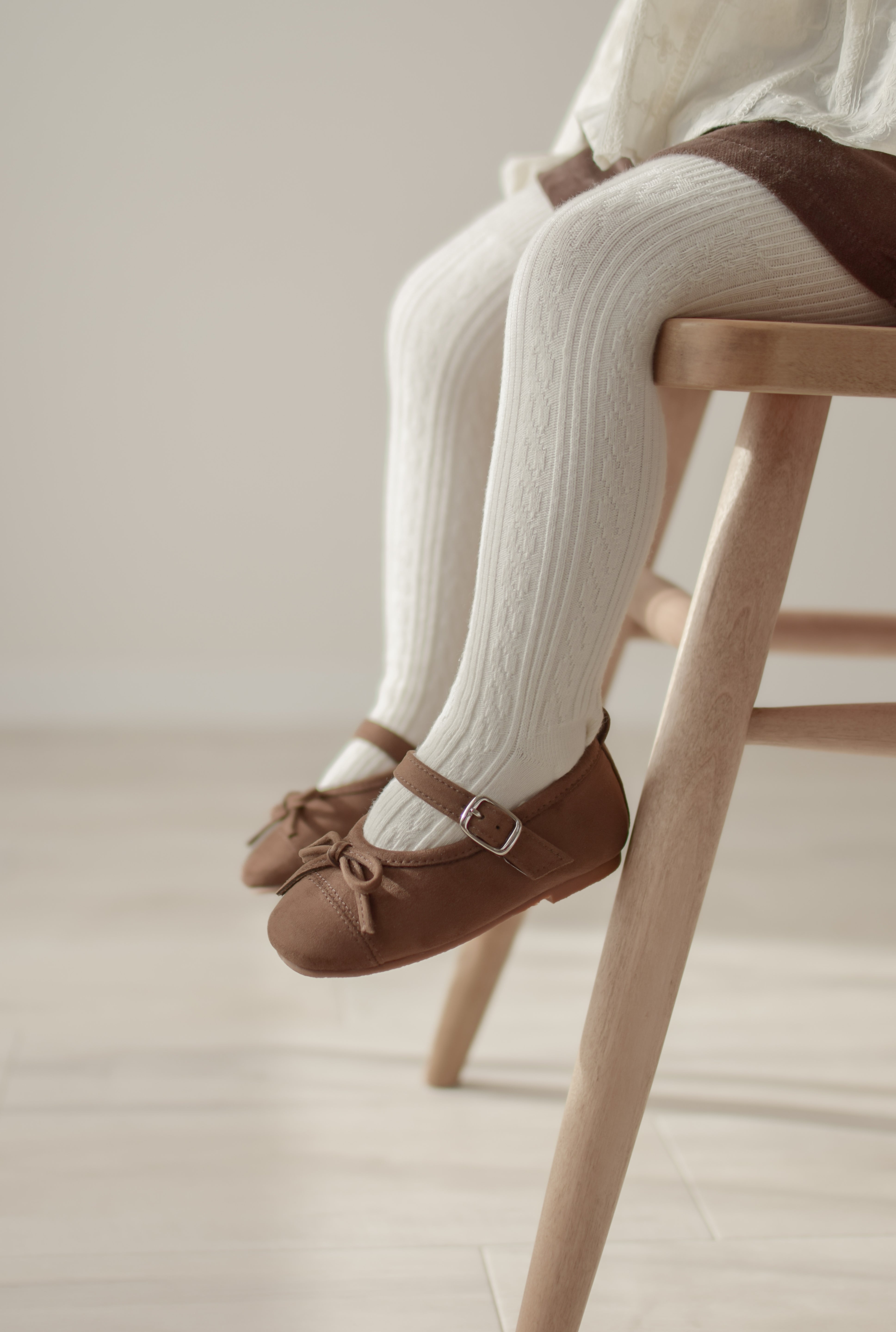 Suede ribbon strap shoes