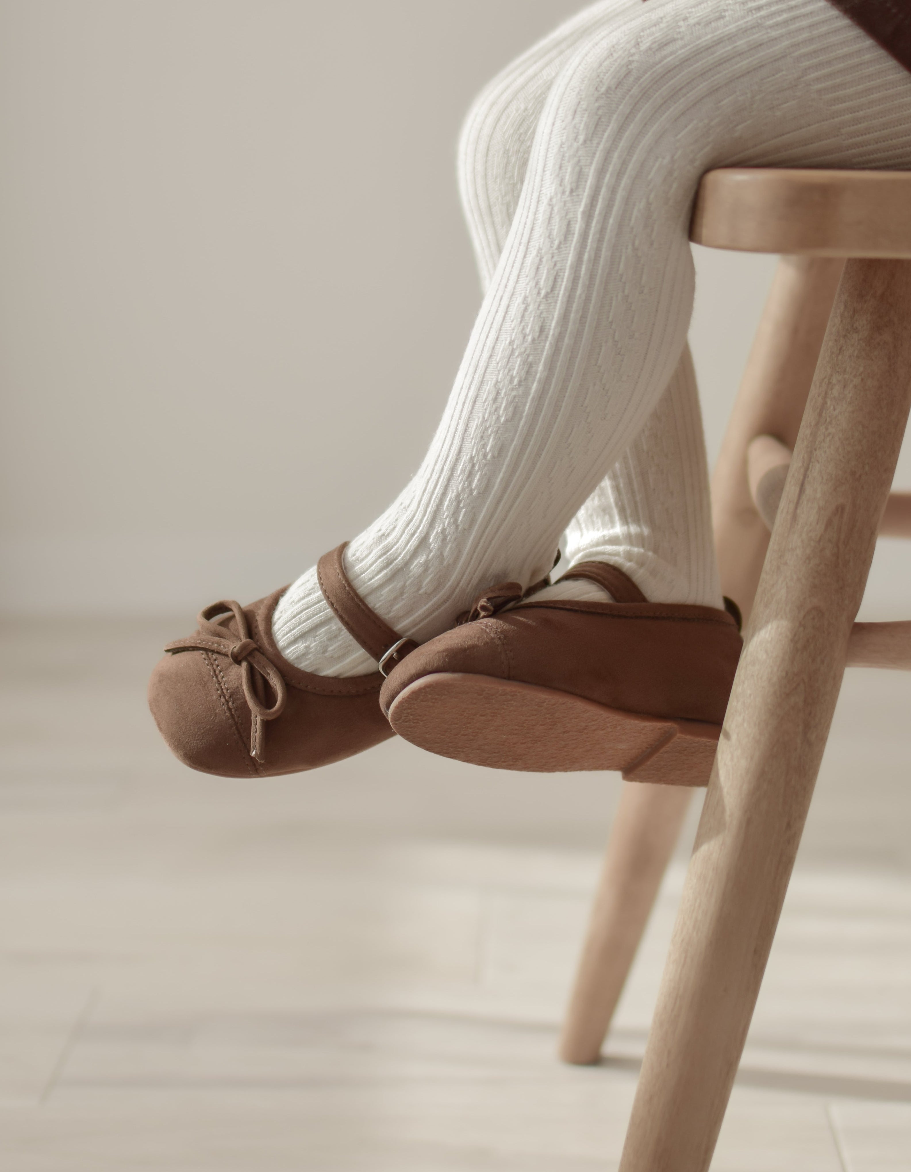 Suede ribbon strap shoes